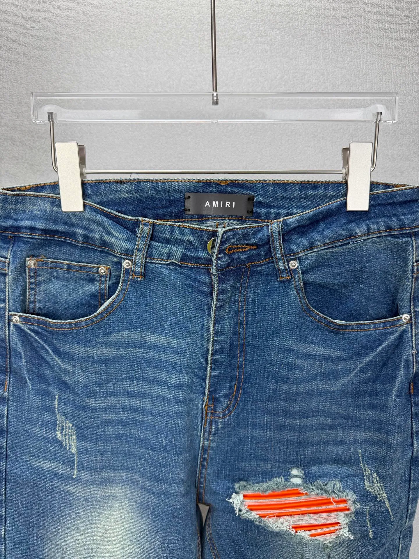 Amiri 2026 New Arrival Distressed Orange Patch Couple Style Washed Stretch Jeans High Version High Version Top Ceiling Quality Styles with different washed textures are very friendly to people with thin legs and thick legs. The straight and loose version is very flattering to the leg shape. The moderate length is timeless and easy to match. It is the basis of various styles and a must-have in the wardrobe! The fabric is stiff but also makes the upper body soft without losing texture. The washing process is even more perfect. It is a must-have item for everyone! ! ! Washed wheat, hang tag, pants label, three complete labels Color: Blue Size: 28, 30, 32, 34 (four sizes)