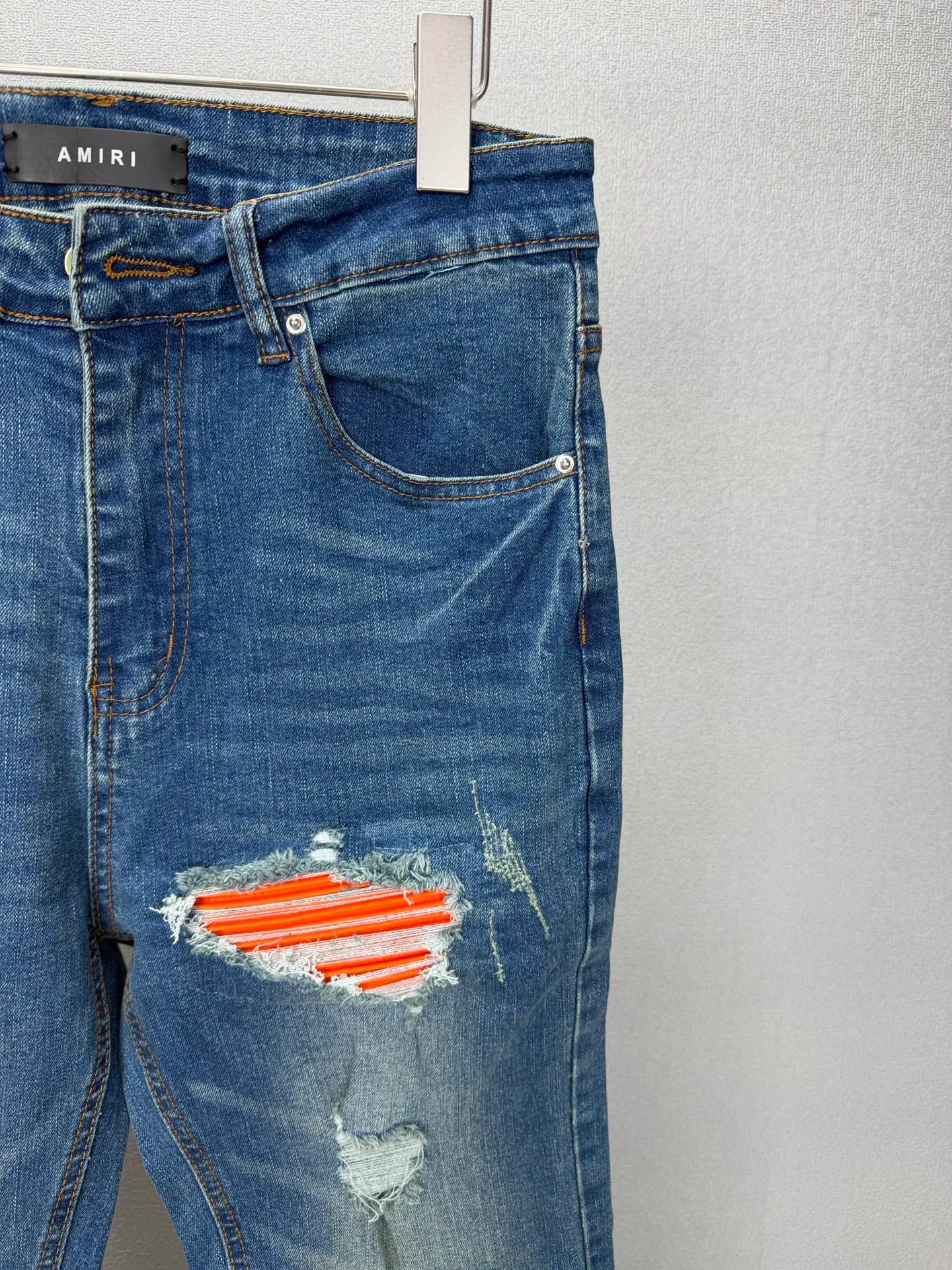 Amiri 2026 New Arrival Distressed Orange Patch Couple Style Washed Stretch Jeans High Version High Version Top Ceiling Quality Styles with different washed textures are very friendly to people with thin legs and thick legs. The straight and loose version is very flattering to the leg shape. The moderate length is timeless and easy to match. It is the basis of various styles and a must-have in the wardrobe! The fabric is stiff but also makes the upper body soft without losing texture. The washing process is even more perfect. It is a must-have item for everyone! ! ! Washed wheat, hang tag, pants label, three complete labels Color: Blue Size: 28, 30, 32, 34 (four sizes)