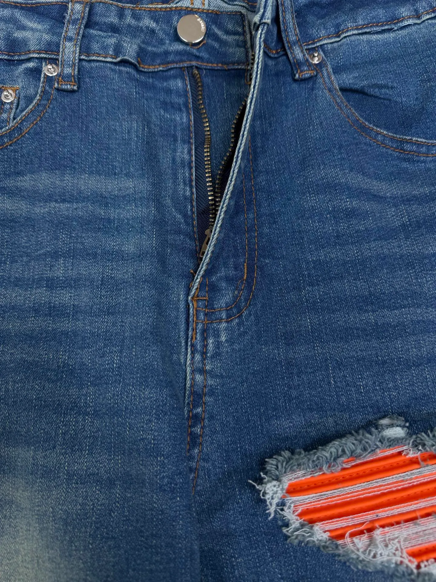 Amiri 2026 New Arrival Distressed Orange Patch Couple Style Washed Stretch Jeans High Version High Version Top Ceiling Quality Styles with different washed textures are very friendly to people with thin legs and thick legs. The straight and loose version is very flattering to the leg shape. The moderate length is timeless and easy to match. It is the basis of various styles and a must-have in the wardrobe! The fabric is stiff but also makes the upper body soft without losing texture. The washing process is even more perfect. It is a must-have item for everyone! ! ! Washed wheat, hang tag, pants label, three complete labels Color: Blue Size: 28, 30, 32, 34 (four sizes)
