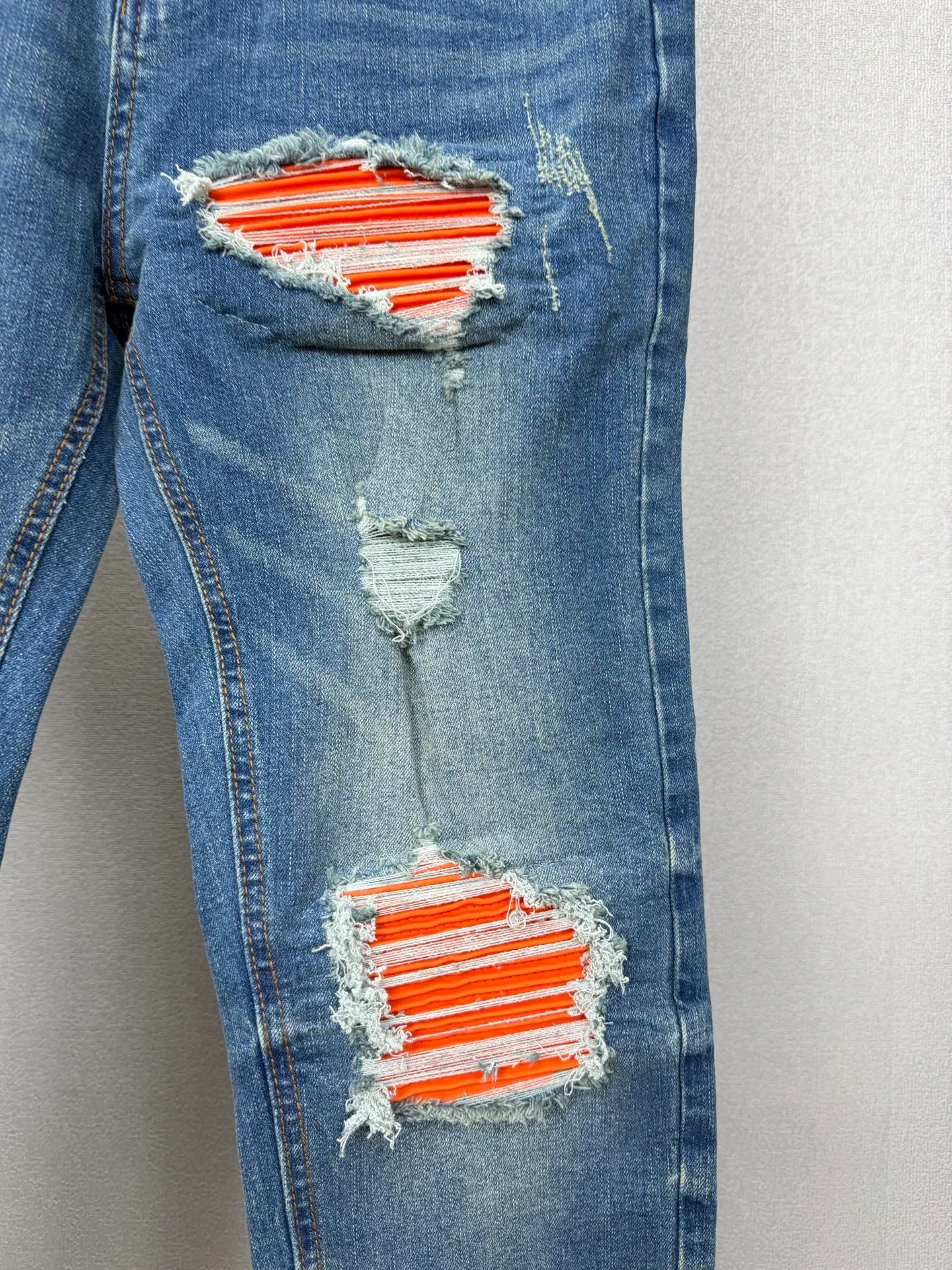 Amiri 2026 New Arrival Distressed Orange Patch Couple Style Washed Stretch Jeans High Version High Version Top Ceiling Quality Styles with different washed textures are very friendly to people with thin legs and thick legs. The straight and loose version is very flattering to the leg shape. The moderate length is timeless and easy to match. It is the basis of various styles and a must-have in the wardrobe! The fabric is stiff but also makes the upper body soft without losing texture. The washing process is even more perfect. It is a must-have item for everyone! ! ! Washed wheat, hang tag, pants label, three complete labels Color: Blue Size: 28, 30, 32, 34 (four sizes)