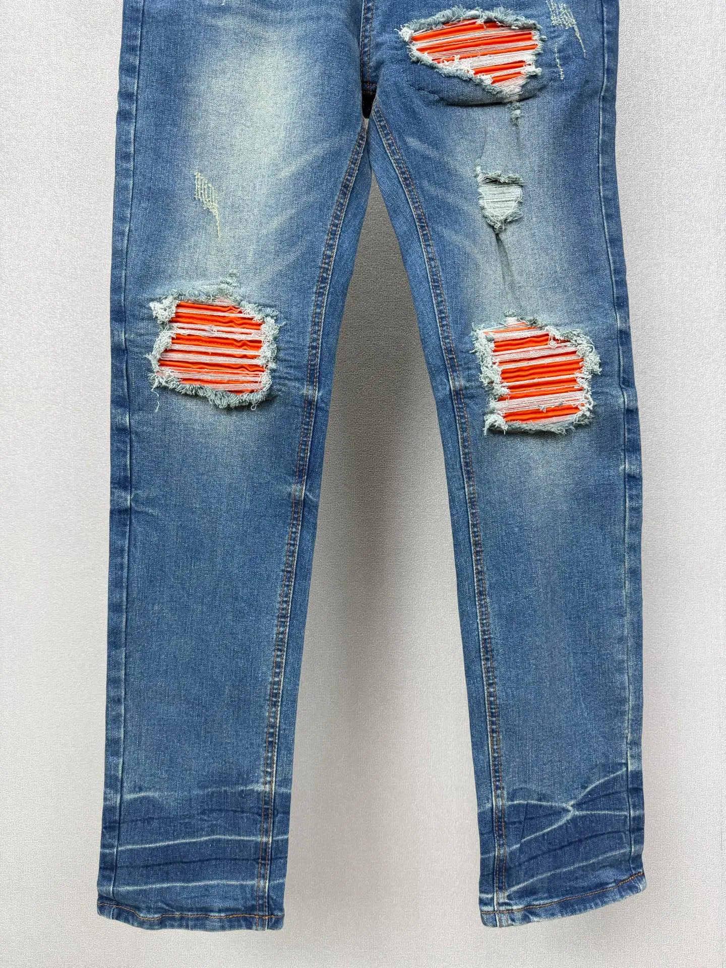 Amiri 2026 New Arrival Distressed Orange Patch Couple Style Washed Stretch Jeans High Version High Version Top Ceiling Quality Styles with different washed textures are very friendly to people with thin legs and thick legs. The straight and loose version is very flattering to the leg shape. The moderate length is timeless and easy to match. It is the basis of various styles and a must-have in the wardrobe! The fabric is stiff but also makes the upper body soft without losing texture. The washing process is even more perfect. It is a must-have item for everyone! ! ! Washed wheat, hang tag, pants label, three complete labels Color: Blue Size: 28, 30, 32, 34 (four sizes)