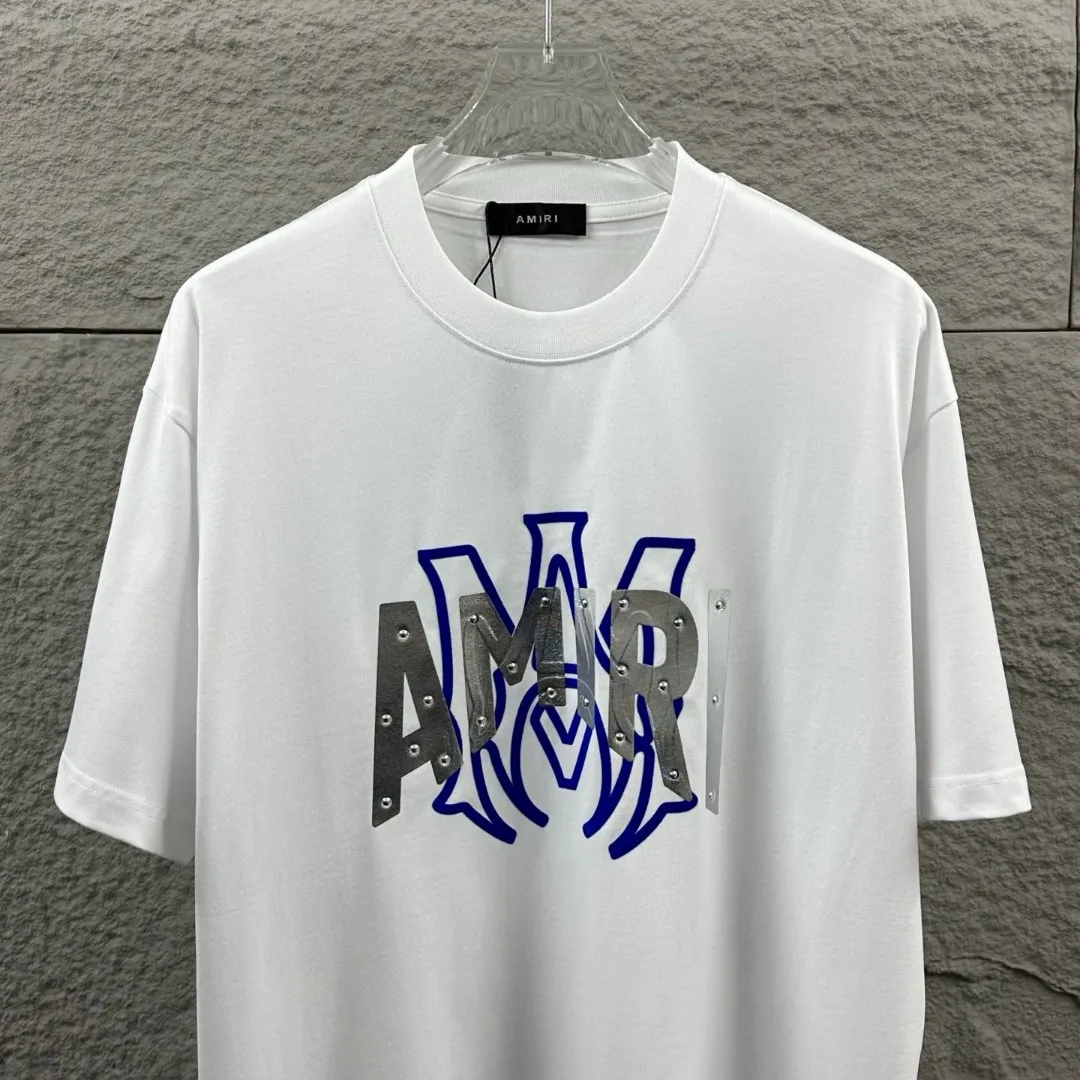 Amiri*Emile 2026 Early Spring and Summer New Arrival Customized plain cotton double yarn fabric Short-sleeved T-shirt Classic letter three-dimensional flocking + hot silver technology Men and women Same Style Color: Black White Size: S (90-130 pounds) M (120-150 pounds) L (140-165 pounds) XL (160-180 pounds) XXL (180 pounds)