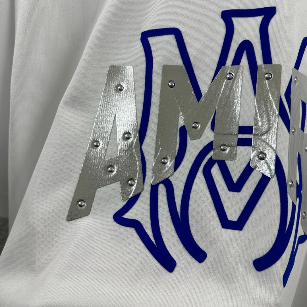 Amiri*Emile 2026 Early Spring and Summer New Arrival Customized plain cotton double yarn fabric Short-sleeved T-shirt Classic letter three-dimensional flocking + hot silver technology Men and women Same Style Color: Black White Size: S (90-130 pounds) M (120-150 pounds) L (140-165 pounds) XL (160-180 pounds) XXL (180 pounds)