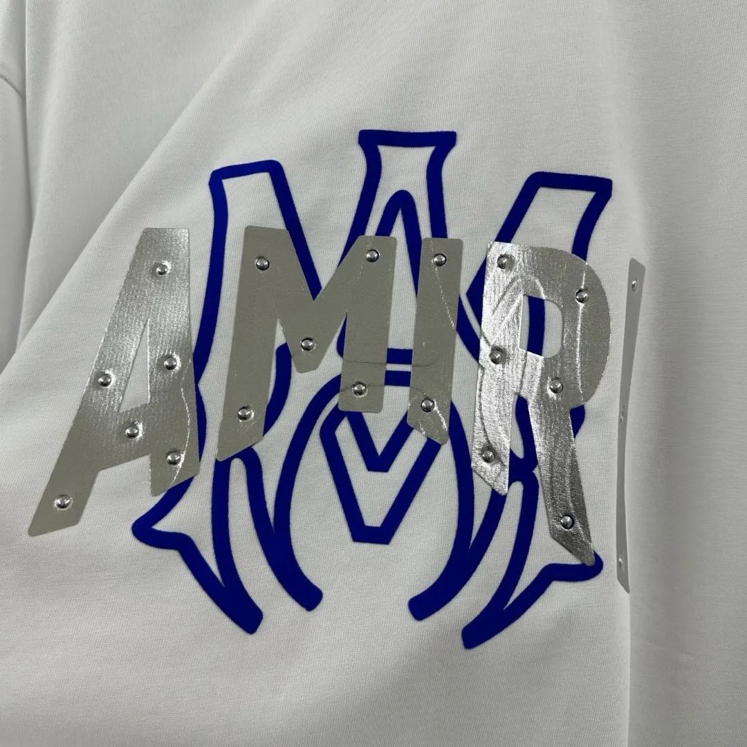 Amiri*Emile 2026 Early Spring and Summer New Arrival Customized plain cotton double yarn fabric Short-sleeved T-shirt Classic letter three-dimensional flocking + hot silver technology Men and women Same Style Color: Black White Size: S (90-130 pounds) M (120-150 pounds) L (140-165 pounds) XL (160-180 pounds) XXL (180 pounds)