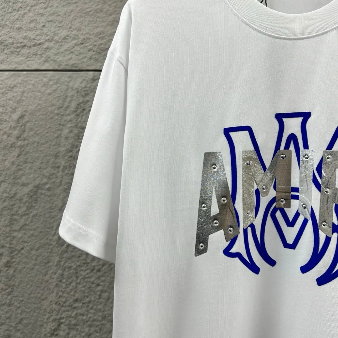 Amiri*Emile 2026 Early Spring and Summer New Arrival Customized plain cotton double yarn fabric Short-sleeved T-shirt Classic letter three-dimensional flocking + hot silver technology Men and women Same Style Color: Black White Size: S (90-130 pounds) M (120-150 pounds) L (140-165 pounds) XL (160-180 pounds) XXL (180 pounds)