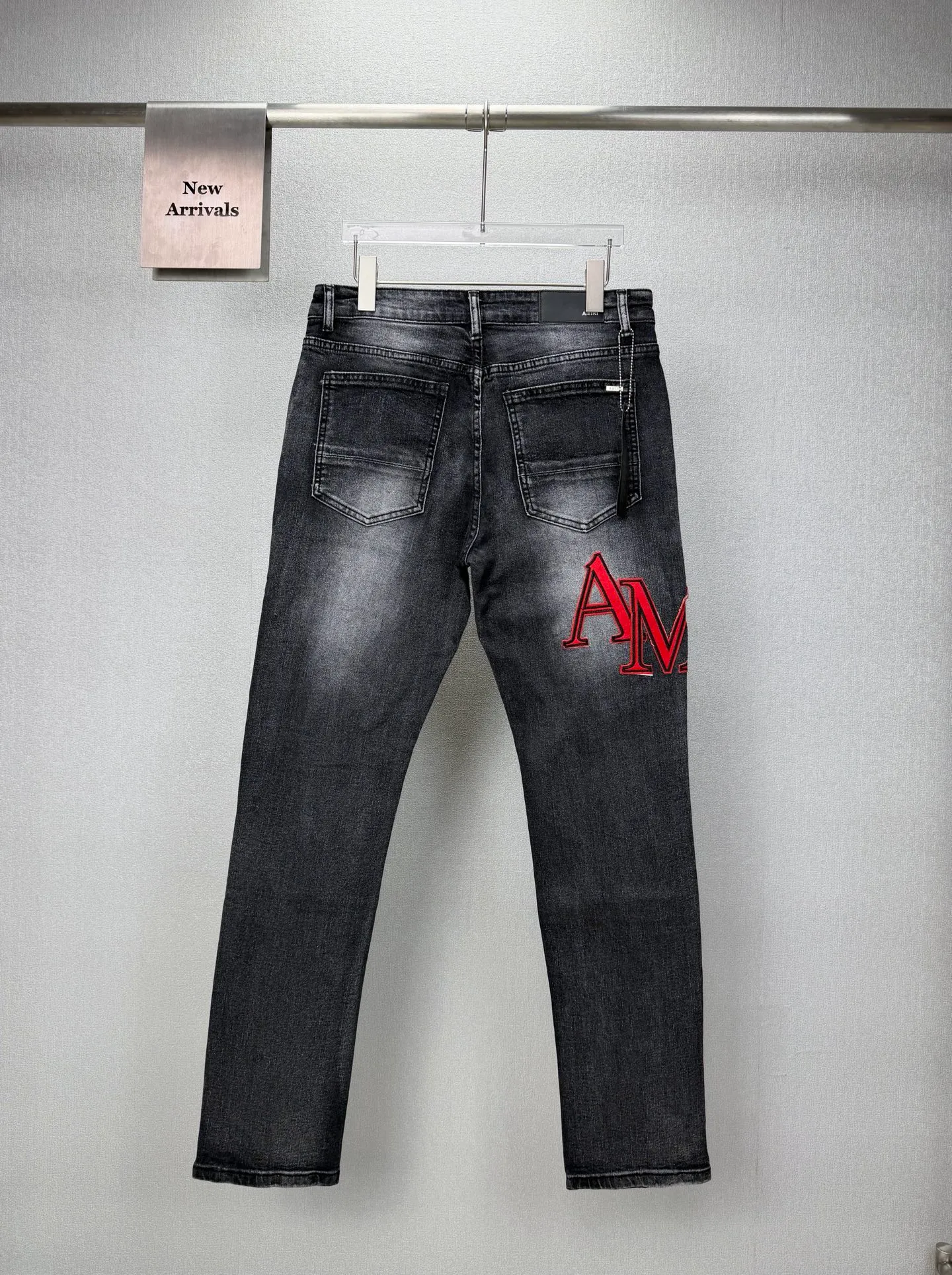 Amiri 2026 New Arrival ripped red patch embroidered letters couple style washed stretch jeans high version high version top ceiling quality styles with different washed textures, very friendly to people with thin legs and thick legs, straight and loose version very flattering leg shape timeless moderate length, easy to match with casual, basic styling for various styles, a must-have in the wardrobe! The fabric is stiff but also makes the upper body soft without losing texture. The washing process is even more perfect. It is a must-have item for everyone! ! ! Washed wheat, tag, pants label, three labels complete Color: washed black Size: 28, 30, 32, 34 (four sizes)