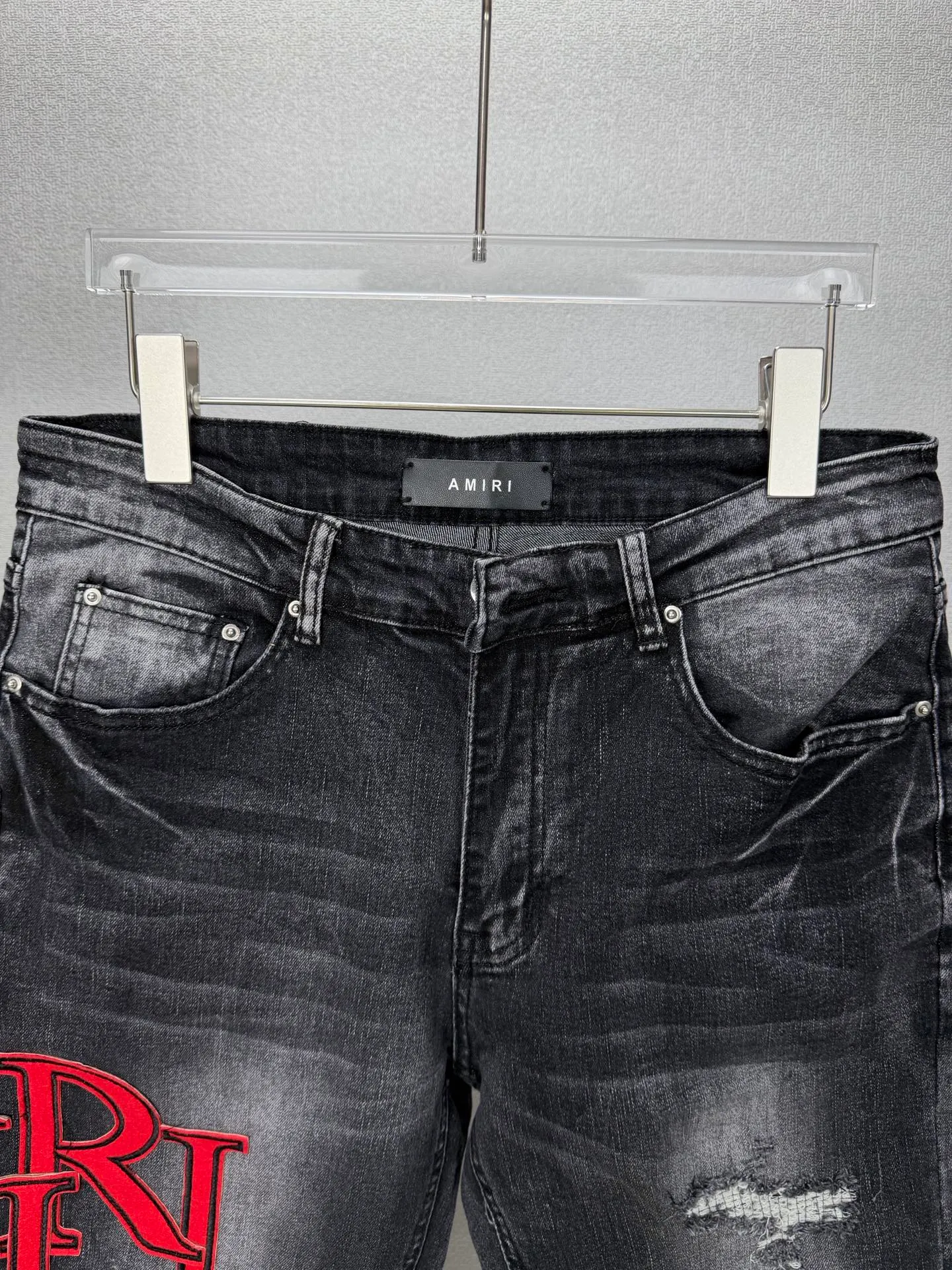 Amiri 2026 New Arrival ripped red patch embroidered letters couple style washed stretch jeans high version high version top ceiling quality styles with different washed textures, very friendly to people with thin legs and thick legs, straight and loose version very flattering leg shape timeless moderate length, easy to match with casual, basic styling for various styles, a must-have in the wardrobe! The fabric is stiff but also makes the upper body soft without losing texture. The washing process is even more perfect. It is a must-have item for everyone! ! ! Washed wheat, tag, pants label, three labels complete Color: washed black Size: 28, 30, 32, 34 (four sizes)