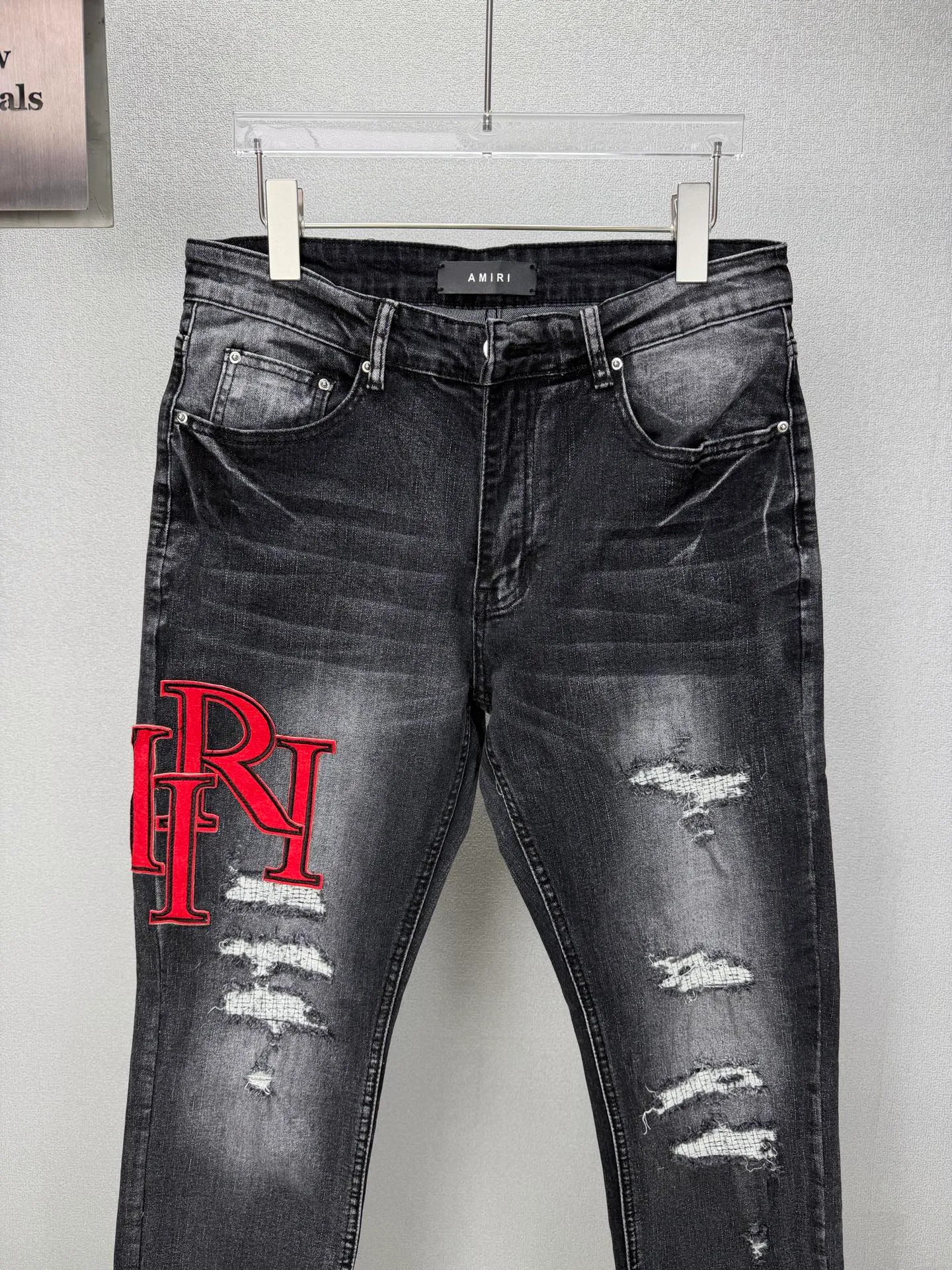 Amiri 2026 New Arrival ripped red patch embroidered letters couple style washed stretch jeans high version high version top ceiling quality styles with different washed textures, very friendly to people with thin legs and thick legs, straight and loose version very flattering leg shape timeless moderate length, easy to match with casual, basic styling for various styles, a must-have in the wardrobe! The fabric is stiff but also makes the upper body soft without losing texture. The washing process is even more perfect. It is a must-have item for everyone! ! ! Washed wheat, tag, pants label, three labels complete Color: washed black Size: 28, 30, 32, 34 (four sizes)