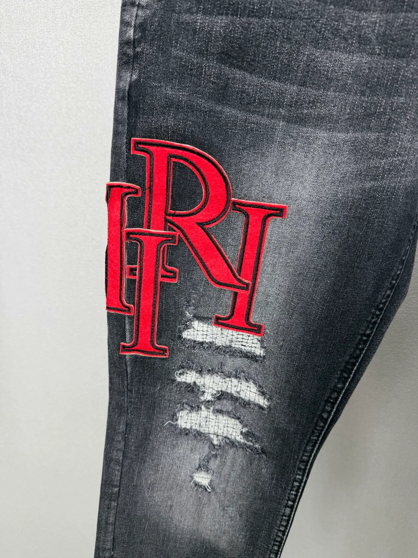 Amiri 2026 New Arrival ripped red patch embroidered letters couple style washed stretch jeans high version high version top ceiling quality styles with different washed textures, very friendly to people with thin legs and thick legs, straight and loose version very flattering leg shape timeless moderate length, easy to match with casual, basic styling for various styles, a must-have in the wardrobe! The fabric is stiff but also makes the upper body soft without losing texture. The washing process is even more perfect. It is a must-have item for everyone! ! ! Washed wheat, tag, pants label, three labels complete Color: washed black Size: 28, 30, 32, 34 (four sizes)