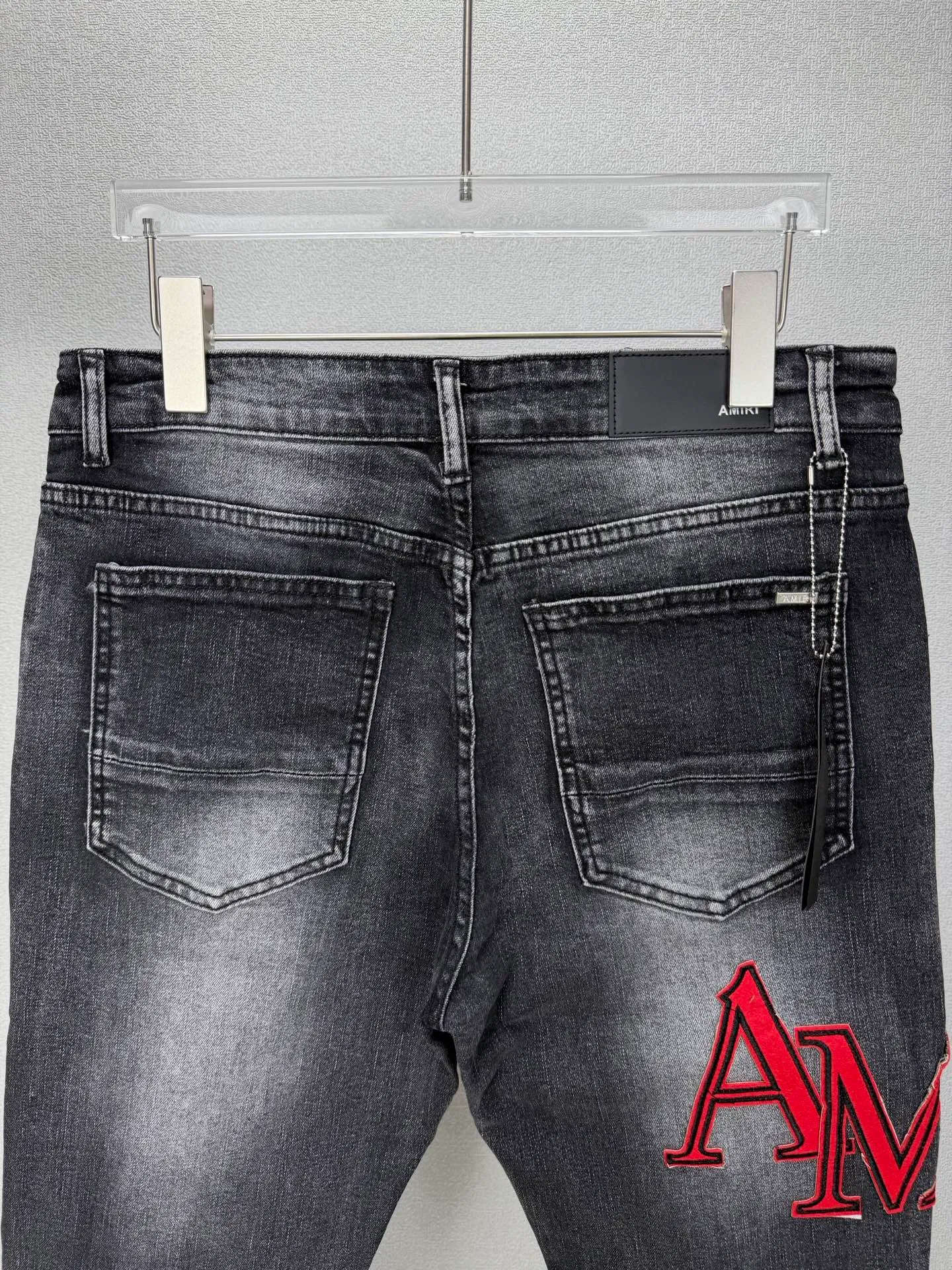 Amiri 2026 New Arrival ripped red patch embroidered letters couple style washed stretch jeans high version high version top ceiling quality styles with different washed textures, very friendly to people with thin legs and thick legs, straight and loose version very flattering leg shape timeless moderate length, easy to match with casual, basic styling for various styles, a must-have in the wardrobe! The fabric is stiff but also makes the upper body soft without losing texture. The washing process is even more perfect. It is a must-have item for everyone! ! ! Washed wheat, tag, pants label, three labels complete Color: washed black Size: 28, 30, 32, 34 (four sizes)