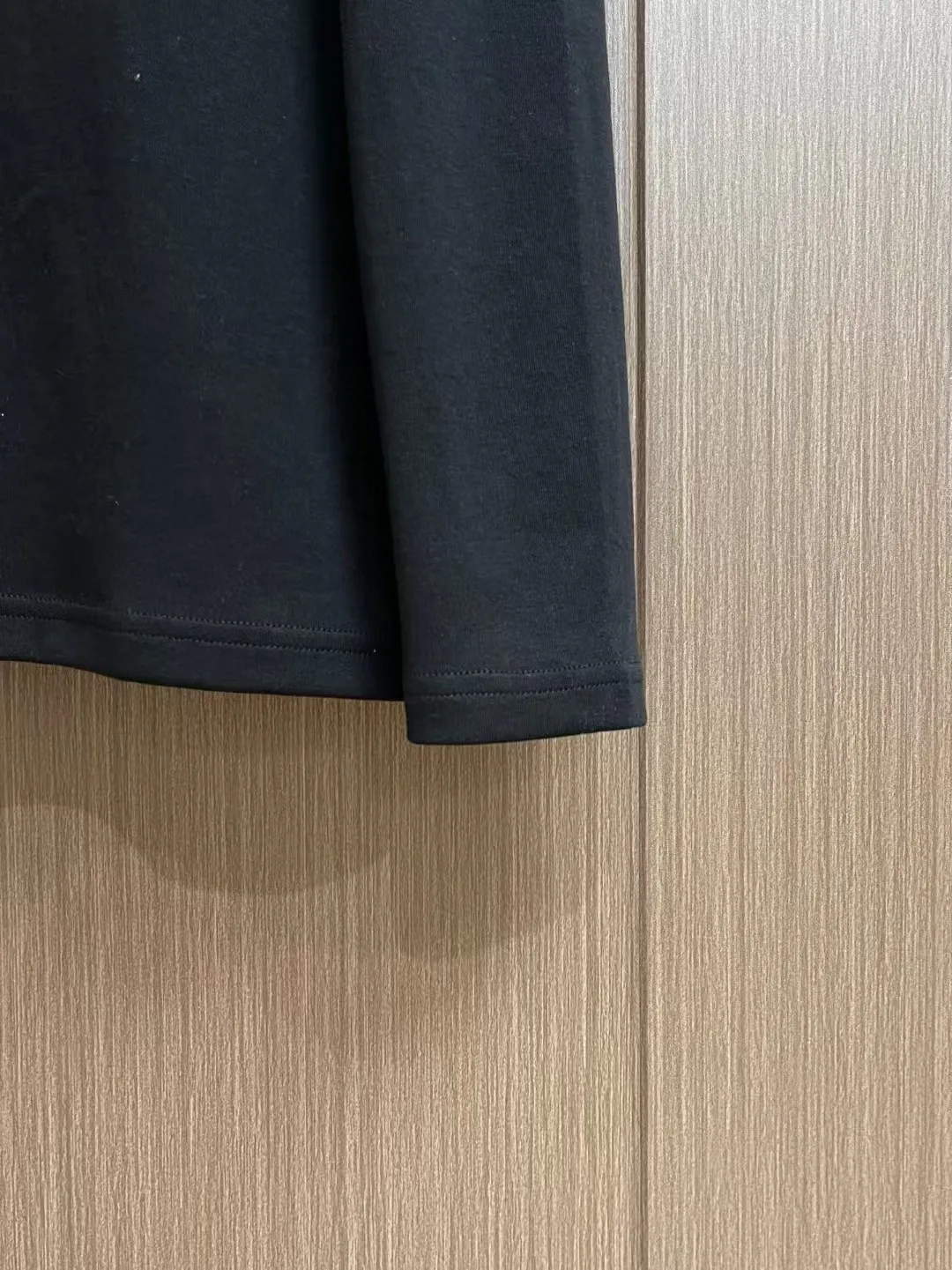 "𝙉𝙚𝙬🤍🖤AMIRI" 2026 Autumn and Winter Counter New Arrival Fashionable and casual bottoming shirt, long-sleeved T-shirt, made of high-density pure cotton fabric with exquisite original logo. It has both comfort and breathability, and is extremely soft. It is very handsome whether worn alone or as an inner layer. It conforms to men’s practical dressing habits and pursues luxury, noble and elegant style, creating extraordinary men’s taste. The visual effect is very good, the grade is very high, simple and fashionable, and it is a must-have choice for leisure and business! Color: White Black Sizes: S M L