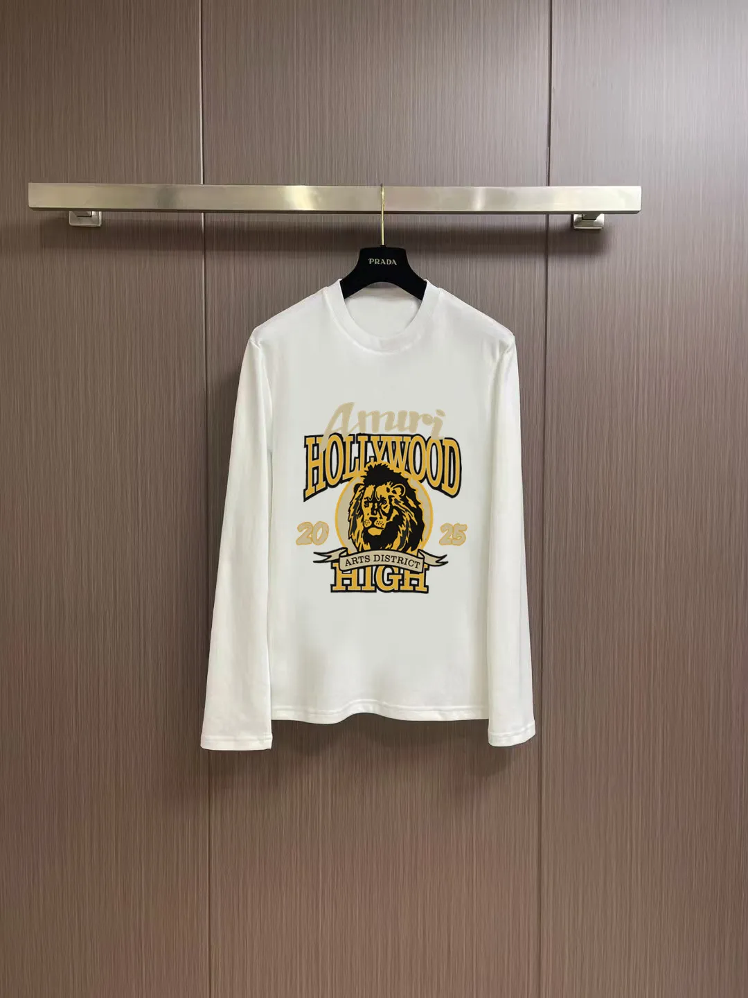 "𝙉𝙚𝙬🤍🖤AMIRI" 2026 Autumn and Winter Counter New Arrival Fashionable and casual bottoming shirt, long-sleeved T-shirt, made of high-density pure cotton fabric with exquisite original logo. It has both comfort and breathability, and is extremely soft. It is very handsome whether worn alone or as an inner layer. It conforms to men’s practical dressing habits and pursues luxury, noble and elegant style, creating extraordinary men’s taste. The visual effect is very good, the grade is very high, simple and fashionable, and it is a must-have choice for leisure and business! Color: White Black Sizes: S M L