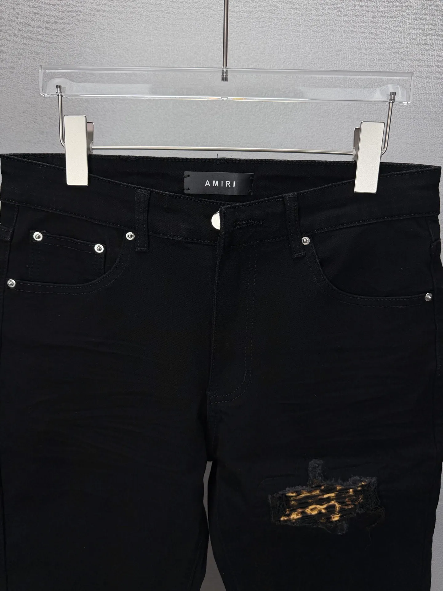 Amiri 2026 New Arrival ripped leopard print patch couple style washed stretch jeans High version High version Top ceiling Quality Styles with different washed textures are very friendly to people with thin legs and thick legs. The straight and loose version is very flattering to the leg shape. Moderate length that never goes out of style, easy to match with casually, basic styling for various styles, a must-have in the wardrobe! The fabric is stiff but also makes the upper body soft without losing texture. The washing process is even more perfect. It is a must-have item for everyone! ! ! Washed wheat, hang tag, pants label, three complete labels Color: Black Size: 28, 30, 32, 34 (four sizes)
