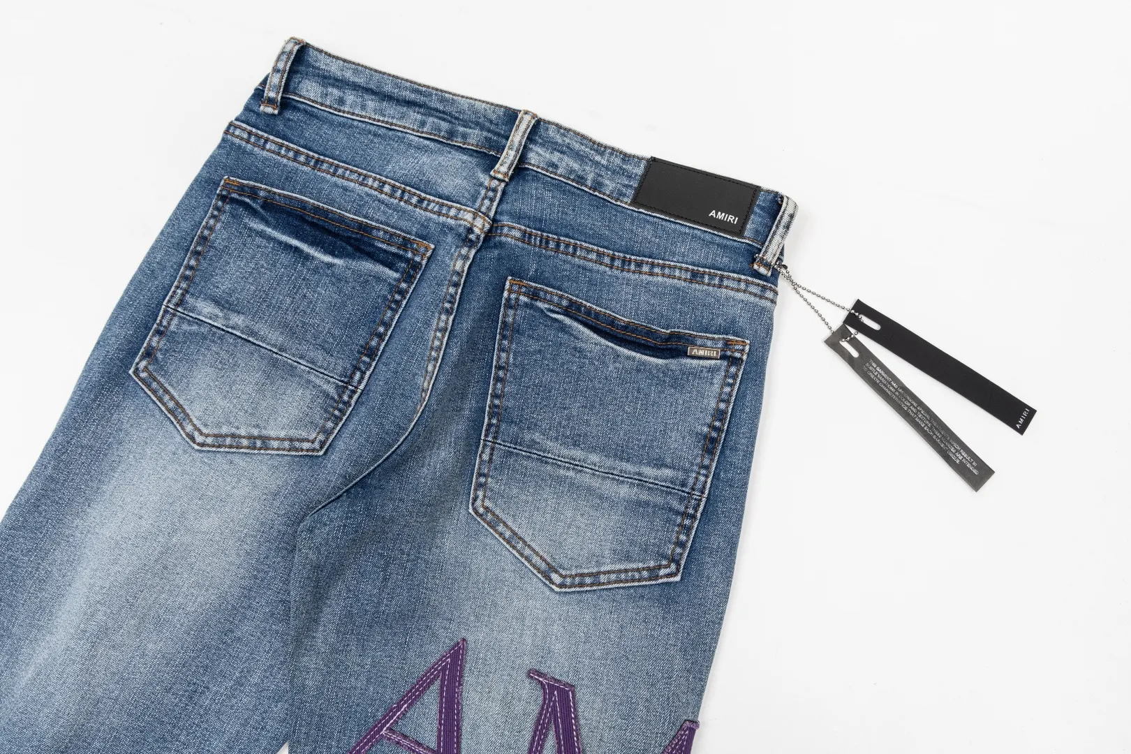 (Top version) AMIRI's new high-luxury heavy-duty stretch water patch embroidered high-street trendy men's and women's couple jeans AMIRI's family uses organic long-staple cotton denim fabrics originating in Los Angeles this year! After a pure natural alkaline phosphatase washing process, the special blue Gray tone is noble and high-end. It feels skin-friendly and delicate, and the inner layer is particularly comfortable when touching the skin! The elastic spandex component makes it particularly comfortable for daily activities. The original and rare Premium fabric is a rare find! Details after details! Amiri's New Arrival high street luxury jeans in Los Angeles mall! The front and back pieces have undergone a multi-layered three-dimensional polishing process, giving the upper body a stylish texture! The metal laser embossed MA metal Brown Nappa leather label on the waist is very exquisite! The pockets are also inlaid with tungsten steel metal logos, and the interior has exquisite ceiling-level workmanship! Hot sale jeans in Los Angeles counters! Enjoy the quality when you wear it yourself, and the value is high as a gift! Manage any large-scale business occasions and Premium private clubs without stress! Highly recommended to buy! Style number: 2055 Color: Blue Size: 28 30 32 34
