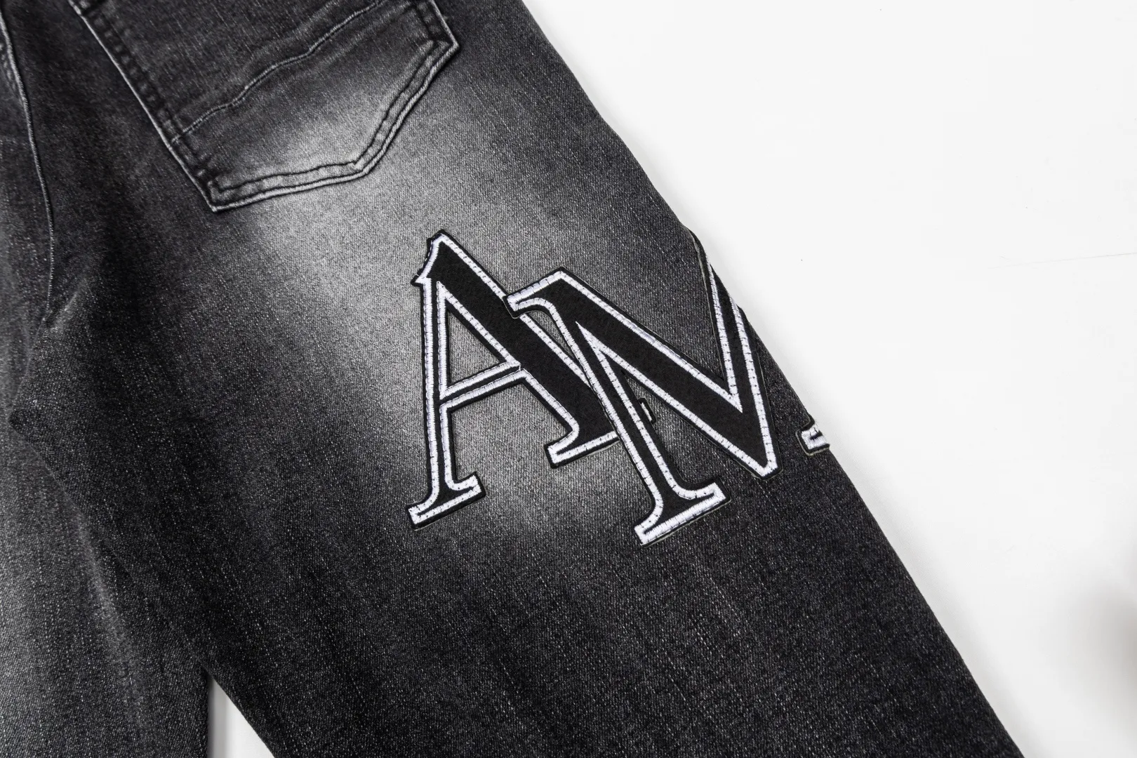 (Top version) AMIRI's new high-luxury heavy-duty stretch water patch embroidered high-street trendy men's and women's couple jeans AMIRI's family uses organic long-staple cotton denim fabrics originating in Los Angeles this year! After a pure natural alkaline phosphatase washing process, the special blue Gray tone is noble and high-end. It feels skin-friendly and delicate, and the inner layer is particularly comfortable when touching the skin! The elastic spandex component makes it particularly comfortable for daily activities. The original and rare Premium fabric is a rare find! Details after details! Amiri's New Arrival high street luxury jeans in Los Angeles mall! The front and back pieces have undergone a multi-layered three-dimensional polishing process, giving the upper body a stylish texture! The metal laser embossed MA metal Brown Nappa leather label on the waist is very exquisite! The pockets are also inlaid with tungsten steel metal logos, and the interior has exquisite ceiling-level workmanship! Hot sale jeans in Los Angeles counters! Enjoy the quality when you wear it yourself, and the value is high as a gift! Manage any large-scale business occasions and Premium private clubs without stress! Highly recommended to buy! Style number: 2049 Color: Black Size: 28 30 32 34