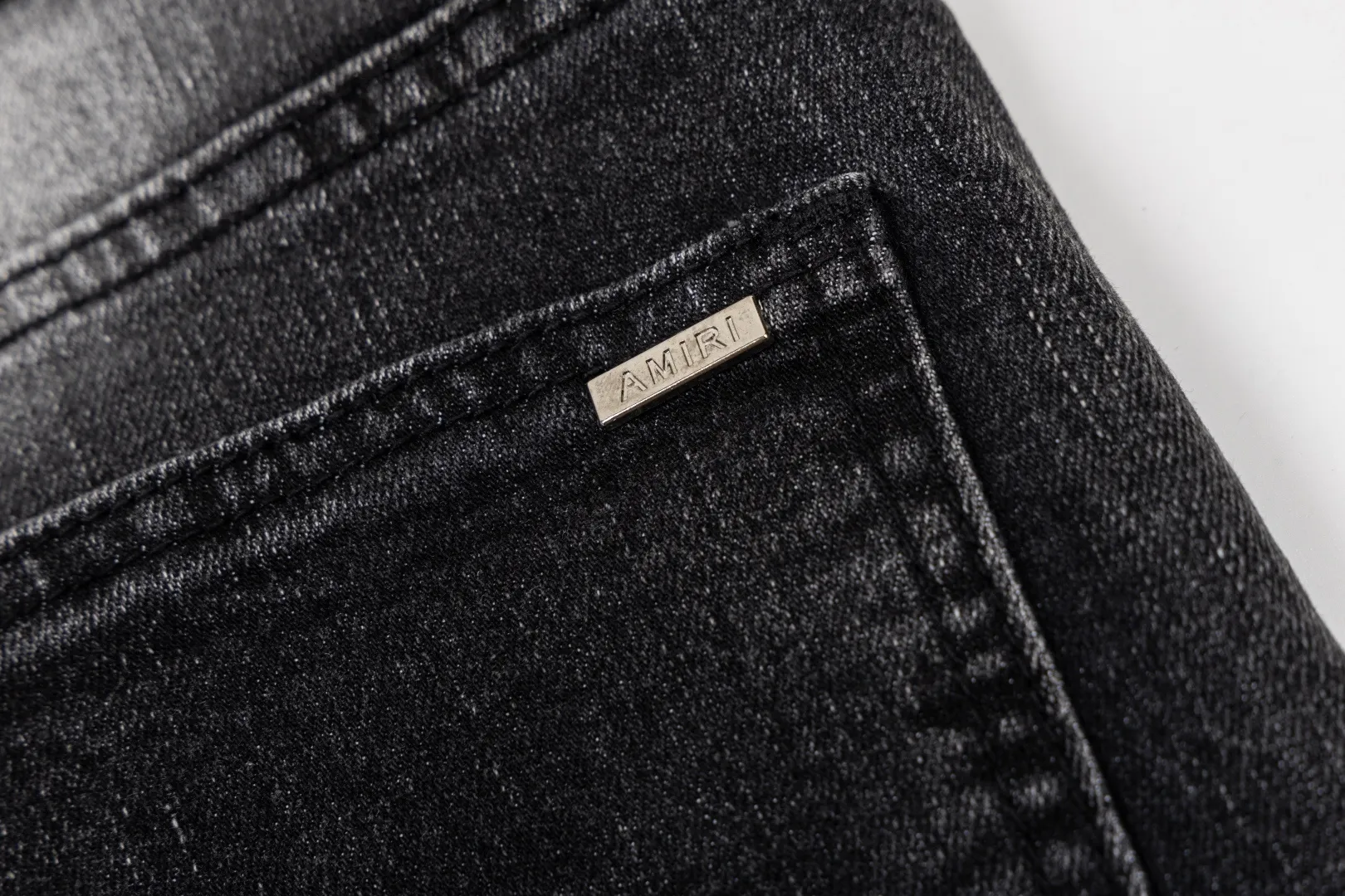 (Top version) AMIRI's new high-luxury heavy-duty stretch water patch embroidered high-street trendy men's and women's couple jeans AMIRI's family uses organic long-staple cotton denim fabrics originating in Los Angeles this year! After a pure natural alkaline phosphatase washing process, the special blue Gray tone is noble and high-end. It feels skin-friendly and delicate, and the inner layer is particularly comfortable when touching the skin! The elastic spandex component makes it particularly comfortable for daily activities. The original and rare Premium fabric is a rare find! Details after details! Amiri's New Arrival high street luxury jeans in Los Angeles mall! The front and back pieces have undergone a multi-layered three-dimensional polishing process, giving the upper body a stylish texture! The metal laser embossed MA metal Brown Nappa leather label on the waist is very exquisite! The pockets are also inlaid with tungsten steel metal logos, and the interior has exquisite ceiling-level workmanship! Hot sale jeans in Los Angeles counters! Enjoy the quality when you wear it yourself, and the value is high as a gift! Manage any large-scale business occasions and Premium private clubs without stress! Highly recommended to buy! Style number: 2049 Color: Black Size: 28 30 32 34