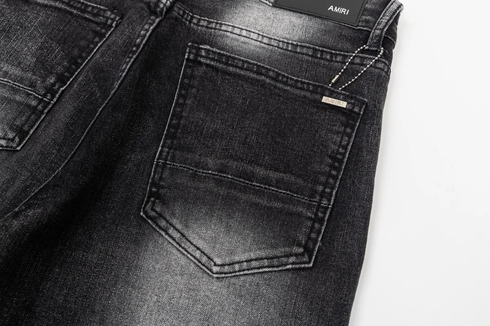 (Top version) AMIRI's new high-luxury heavy-duty stretch water patch embroidered high-street trendy men's and women's couple jeans AMIRI's family uses organic long-staple cotton denim fabrics originating in Los Angeles this year! After a pure natural alkaline phosphatase washing process, the special blue Gray tone is noble and high-end. It feels skin-friendly and delicate, and the inner layer is particularly comfortable when touching the skin! The elastic spandex component makes it particularly comfortable for daily activities. The original and rare Premium fabric is a rare find! Details after details! Amiri's New Arrival high street luxury jeans in Los Angeles mall! The front and back pieces have undergone a multi-layered three-dimensional polishing process, giving the upper body a stylish texture! The metal laser embossed MA metal Brown Nappa leather label on the waist is very exquisite! The pockets are also inlaid with tungsten steel metal logos, and the interior has exquisite ceiling-level workmanship! Hot sale jeans in Los Angeles counters! Enjoy the quality when you wear it yourself, and the value is high as a gift! Manage any large-scale business occasions and Premium private clubs without stress! Highly recommended to buy! Style number: 2049 Color: Black Size: 28 30 32 34