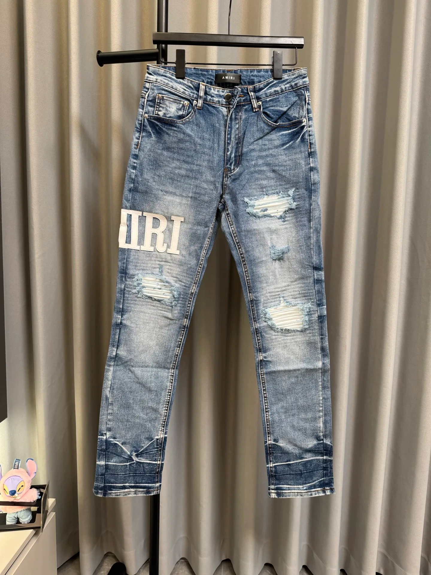 [High version] Amiri MX 1 26Ss letter hole patched leather slim fit washed jeans (blue) Size: 28 30 32 34 (s-xl)