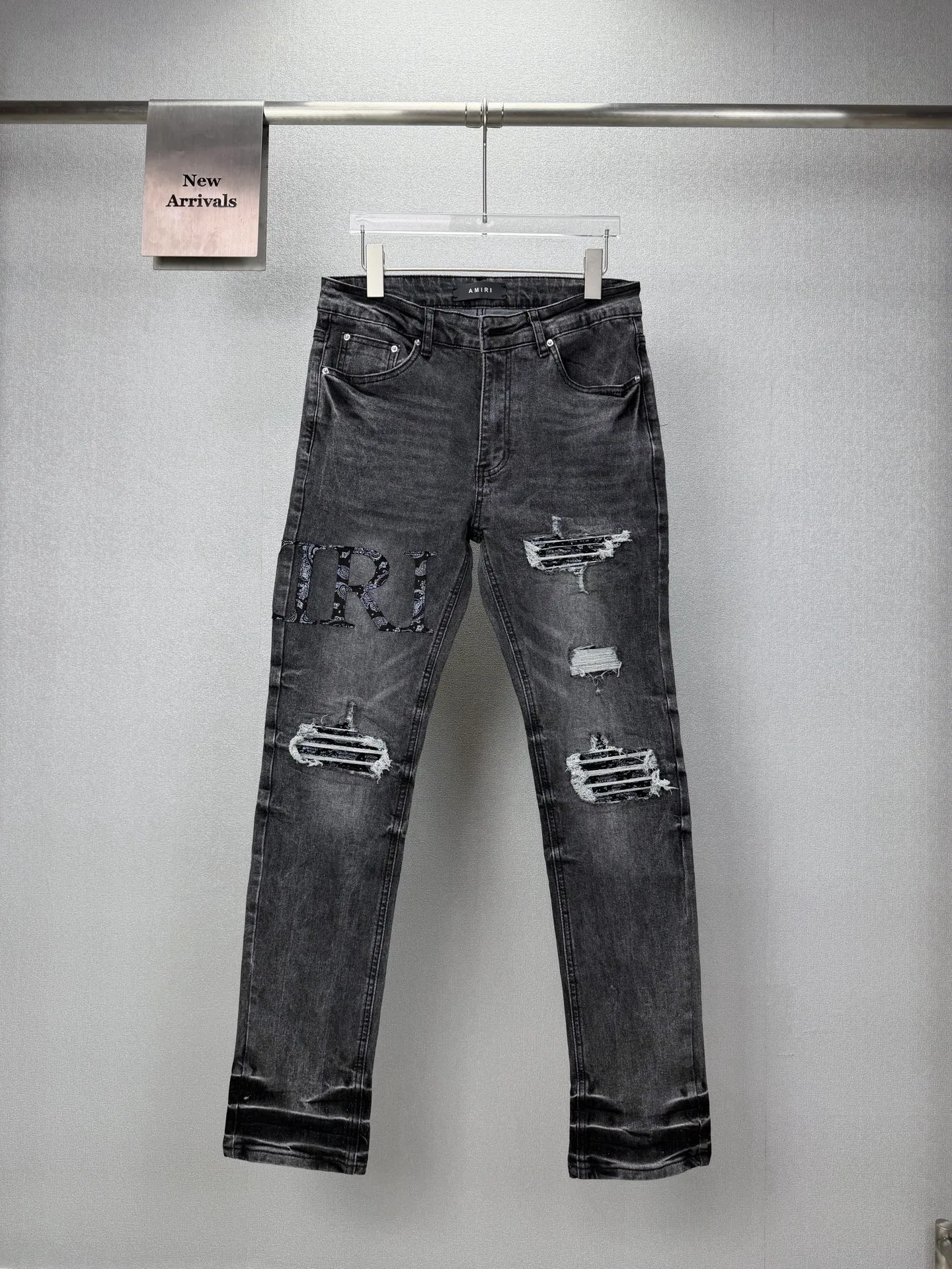 Amiri 2026 New Arrival Patch Embroidered Letter Pattern Patch Couple's Washed Stretch Jeans High Version High Version Top Ceiling Quality Styles with different washed textures are very friendly to people with thin legs and thick legs. The straight and loose version is very flattering to the leg shape. The moderate length that never goes out of style makes it easy to match casually. It is the basic styling foundation for various styles and is a must-have in the wardrobe! The fabric is stiff but also makes the upper body soft without losing texture. The washing process is even more perfect. It is a must-have item for everyone! ! ! Washed wheat, tag, pants label, three labels complete Color: washed black Size: 28, 30, 32, 34 (four sizes)