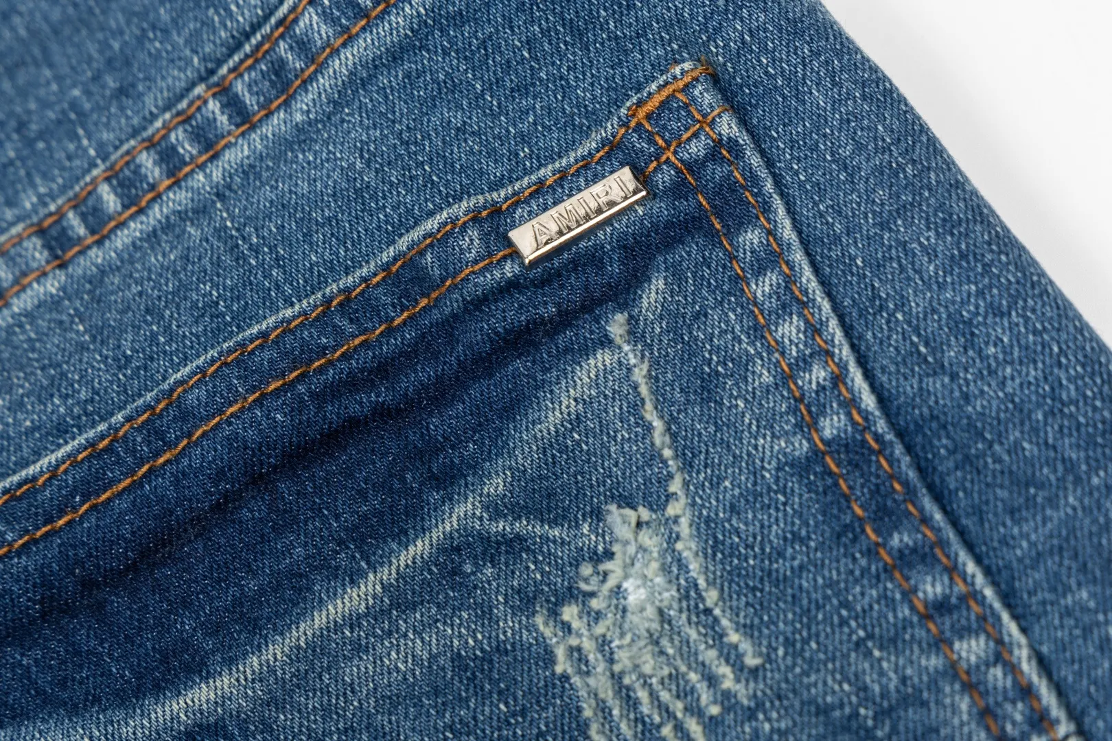 (Top version) AMIRI's new high-luxury heavy-duty stretch washed hole patch high-street fashionable men's and women's couple jeans AMIRI's family uses organic long-staple cotton denim fabrics originating in Los Angeles this year! After a pure natural alkaline phosphatase washing process, the special blue Gray tone is noble and high-end. It feels skin-friendly and delicate, and the inner layer is particularly comfortable when touching the skin! The elastic spandex component makes it particularly comfortable for daily activities. The original and rare Premium fabric is a rare find! Details after details! Amiri's New Arrival high street luxury jeans in Los Angeles mall! The front and back pieces have undergone a multi-layered three-dimensional polishing process, giving the upper body a stylish texture! The metal laser embossed MA metal Brown Nappa leather label on the waist is very exquisite! The pockets are also inlaid with tungsten steel metal logos, and the interior has exquisite ceiling-level workmanship! Hot sale jeans in Los Angeles counters! Enjoy the quality when you wear it yourself, and the value is high as a gift! Manage any large-scale business occasions and Premium private clubs without stress! Highly recommended to buy! Style number: 2042 Color: Blue Size: 28 30 32 34
