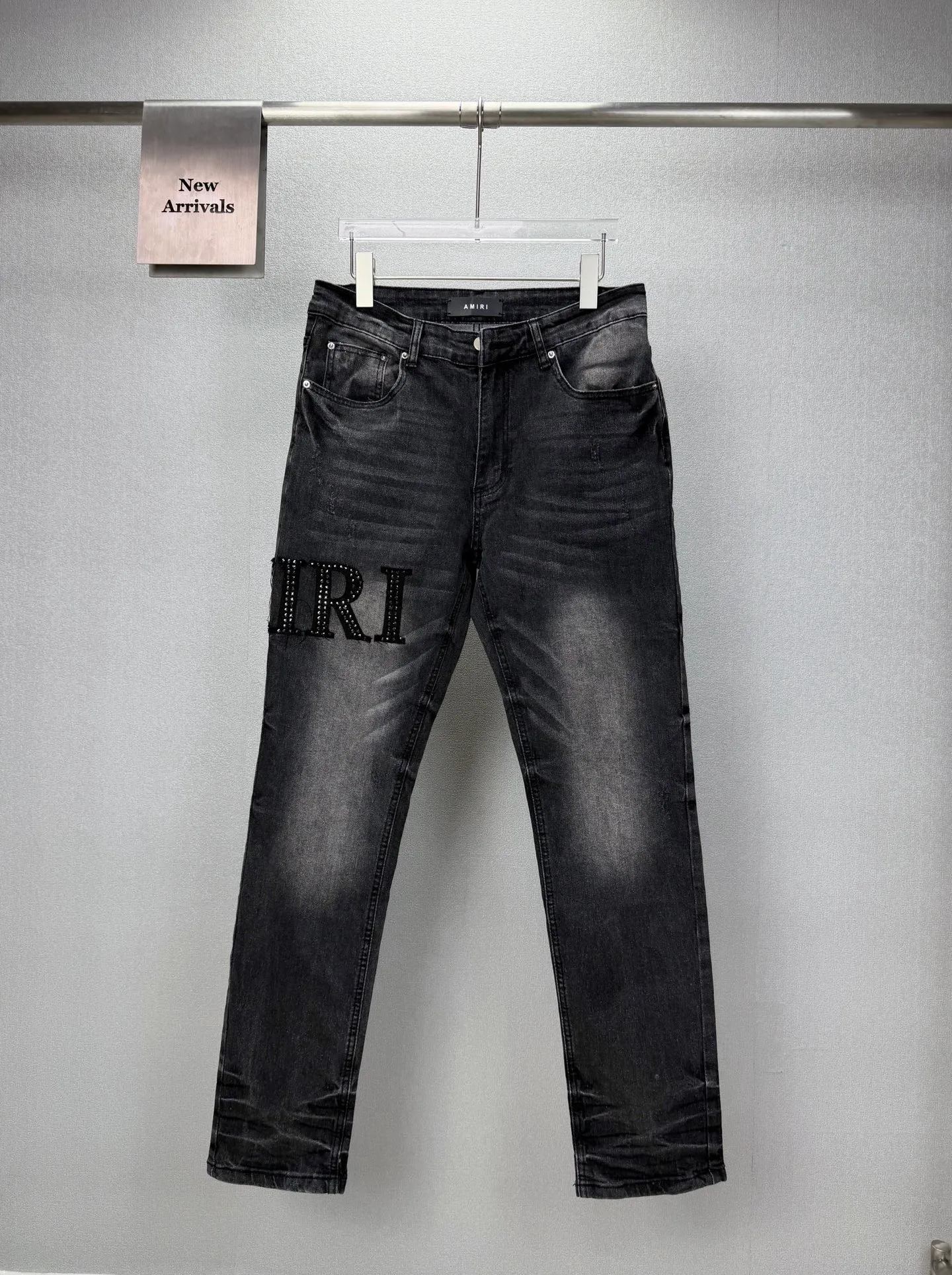 Amiri 2026New Arrival hot diamond patch embroidered letters couple style washed stretch jeans high version high version top ceiling quality styles with different washed textures, very friendly to people with thin legs and thick legs, the straight and loose version is very flattering to the leg shape, the moderate length that never goes out of style, easy to match with casual, the basic styling of various styles, a must-have in the wardrobe! The fabric is stiff but also makes the upper body soft without losing texture. The washing process is even more perfect. It is a must-have item for everyone! ! ! Washed wheat, tag, pants label, three labels complete Color: washed black Size: 28, 30, 32, 34 (four sizes)