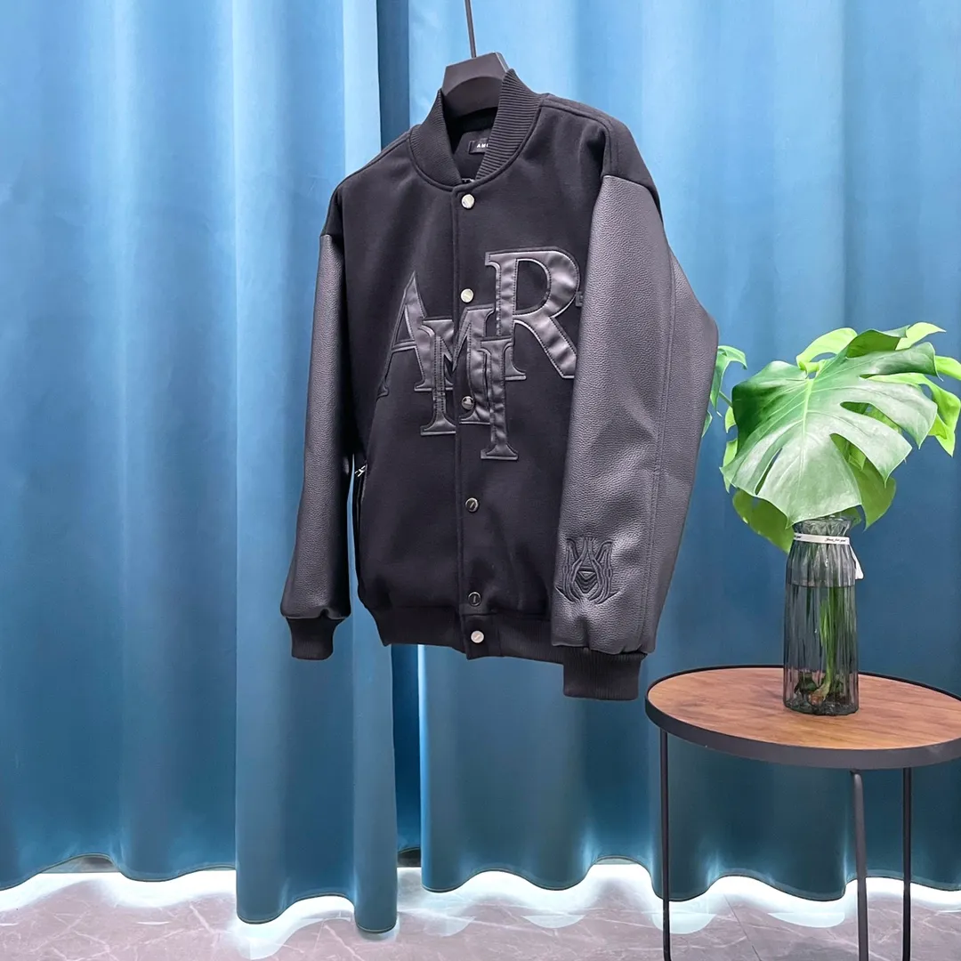Ami➡️Ami’s 2024ss runway baseball uniform jacket. I ordered the original model and it took a month to finally ship. I love it so much. The upper body is really super handsome. A Douyin blogger said that LV's new products this year will become the future trend. If you look through street photos, you will find that celebrities regard it as a collectible jacket, a must-have item for men and women who want light luxury for commuting. Developing the highest version on the entire network, it took 1 month to customize and the cost was extremely high. The German imported flat machine made custom-woven wool jacquard threads, using the first layer of imported lambskin. The pleated texture is incomparable. It is hand-cut and meticulously crafted. The stitching position is very technical. Whether the whole garment looks good or not depends on this position. Top-notch workmanship and details can stand the test. A full set of customized accessories, the letters are clear and perfectly restored without any difference. Premium atmosphere and full grade! The entire dress is exclusively customized with heavy craftsmanship. The towel patch embroidery is perfectly combined with craft embroidery and precise stitching! Absolute craftsmanship and quality!