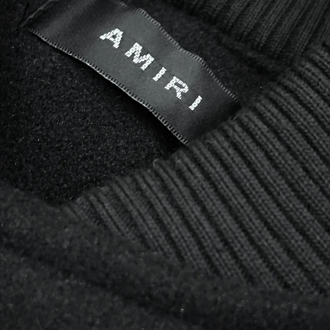Ami➡️Ami’s 2024ss runway baseball uniform jacket. I ordered the original model and it took a month to finally ship. I love it so much. The upper body is really super handsome. A Douyin blogger said that LV's new products this year will become the future trend. If you look through street photos, you will find that celebrities regard it as a collectible jacket, a must-have item for men and women who want light luxury for commuting. Developing the highest version on the entire network, it took 1 month to customize and the cost was extremely high. The German imported flat machine made custom-woven wool jacquard threads, using the first layer of imported lambskin. The pleated texture is incomparable. It is hand-cut and meticulously crafted. The stitching position is very technical. Whether the whole garment looks good or not depends on this position. Top-notch workmanship and details can stand the test. A full set of customized accessories, the letters are clear and perfectly restored without any difference. Premium atmosphere and full grade! The entire dress is exclusively customized with heavy craftsmanship. The towel patch embroidery is perfectly combined with craft embroidery and precise stitching! Absolute craftsmanship and quality!