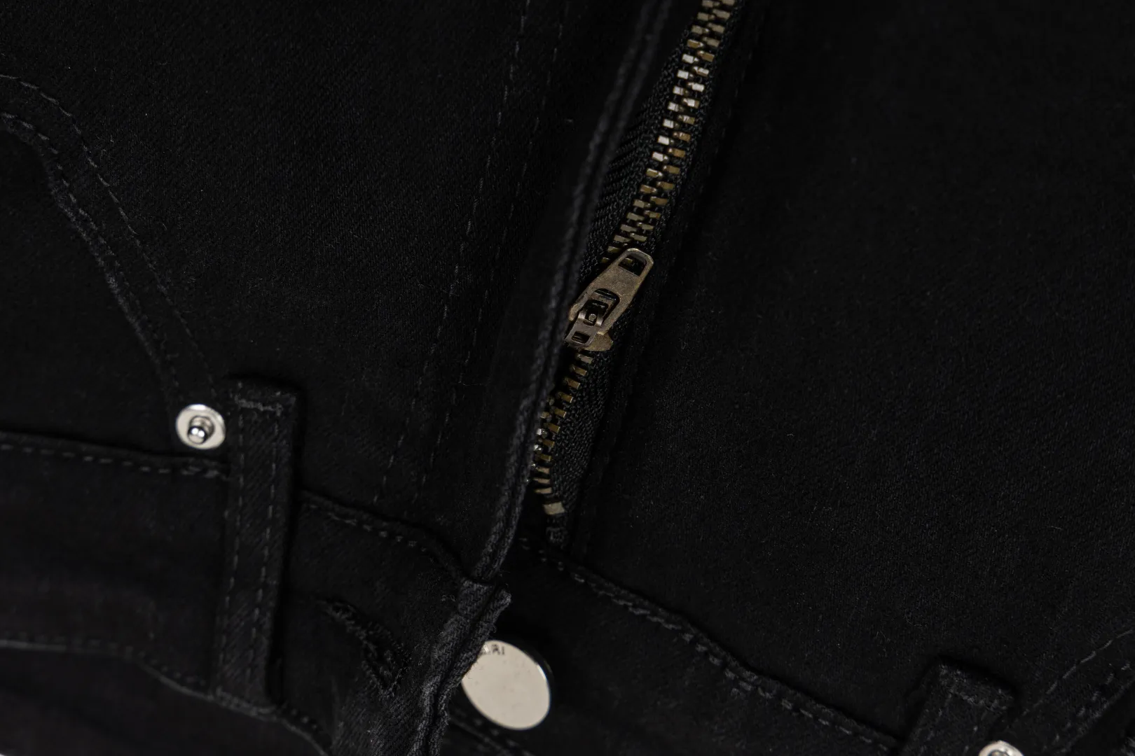 (Top version) AMIRI's new high-luxury heavy-duty stretch washed hole patch high-street fashionable men's and women's couple jeans AMIRI's family uses organic long-staple cotton denim fabrics originating in Los Angeles this year! After a pure natural alkaline phosphatase washing process, the special blue Gray tone is noble and high-end. It feels skin-friendly and delicate, and the inner layer is particularly comfortable when touching the skin! The elastic spandex component makes it particularly comfortable for daily activities. The original and rare Premium fabric is a rare find! Details after details! Amiri's New Arrival high street luxury jeans in Los Angeles mall! The front and back pieces have undergone a multi-layered three-dimensional polishing process, giving the upper body a stylish texture! The metal laser embossed MA metal Brown Nappa leather label on the waist is very exquisite! The pockets are also inlaid with tungsten steel metal logos, and the interior has exquisite ceiling-level workmanship! Hot sale jeans in Los Angeles counters! Enjoy the quality when you wear it yourself, and the value is high as a gift! Manage any large-scale business occasions and Premium private clubs without stress! Highly recommended to buy! Style number: 2045 Color: Black Size: 28 30 32 34
