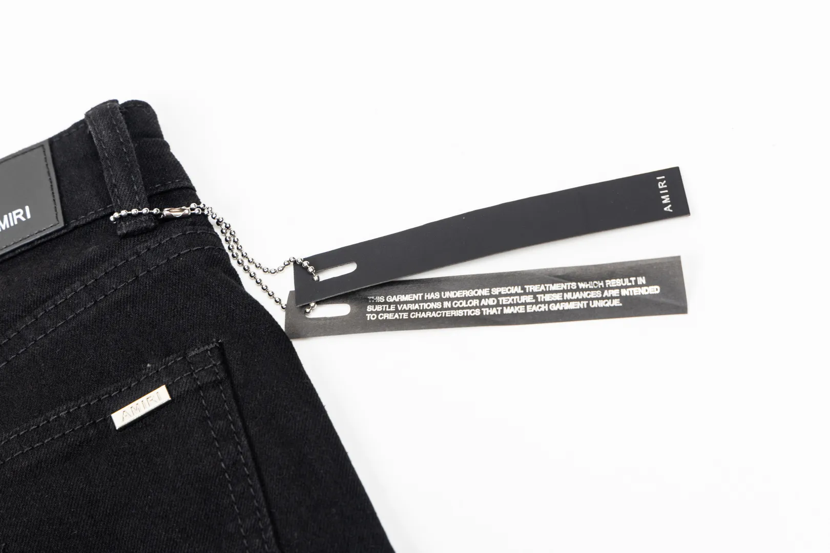 (Top version) AMIRI's new high-luxury heavy-duty stretch washed hole patch high-street fashionable men's and women's couple jeans AMIRI's family uses organic long-staple cotton denim fabrics originating in Los Angeles this year! After a pure natural alkaline phosphatase washing process, the special blue Gray tone is noble and high-end. It feels skin-friendly and delicate, and the inner layer is particularly comfortable when touching the skin! The elastic spandex component makes it particularly comfortable for daily activities. The original and rare Premium fabric is a rare find! Details after details! Amiri's New Arrival high street luxury jeans in Los Angeles mall! The front and back pieces have undergone a multi-layered three-dimensional polishing process, giving the upper body a stylish texture! The metal laser embossed MA metal Brown Nappa leather label on the waist is very exquisite! The pockets are also inlaid with tungsten steel metal logos, and the interior has exquisite ceiling-level workmanship! Hot sale jeans in Los Angeles counters! Enjoy the quality when you wear it yourself, and the value is high as a gift! Manage any large-scale business occasions and Premium private clubs without stress! Highly recommended to buy! Style number: 2045 Color: Black Size: 28 30 32 34