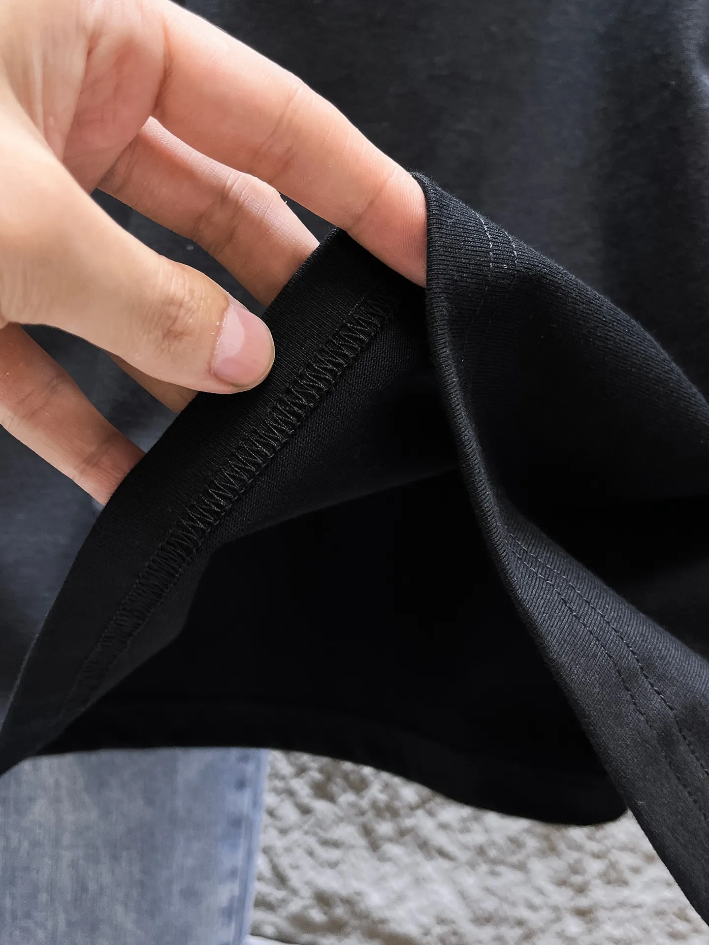"𝙉𝙚𝙬🤍🖤AMIRI" 2026 Autumn and Winter Counter New Arrival Fashionable and casual bottoming shirt, long-sleeved T-shirt, made of high-density pure cotton fabric with exquisite original logo. It has both comfort and breathability, and is extremely soft. It is very handsome whether worn alone or as an inner layer. It conforms to men’s practical dressing habits and pursues luxury, noble and elegant style, creating extraordinary men’s taste. The visual effect is very good, the grade is very high, simple and fashionable, and it is a must-have choice for leisure and business! Color: White Black Sizes: S M L