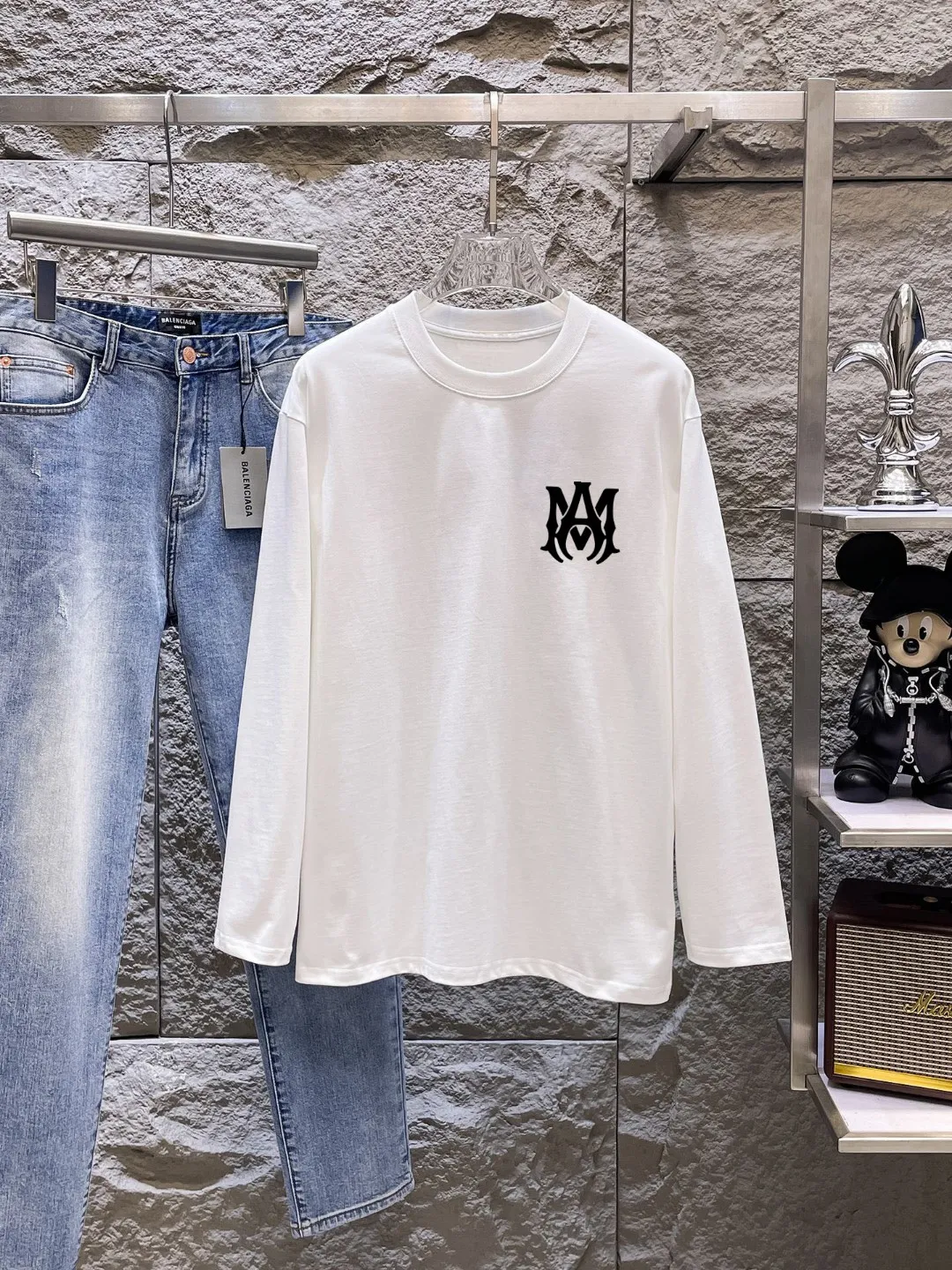 "𝙉𝙚𝙬🤍🖤AMIRI" 2026 Autumn and Winter Counter New Arrival Fashionable and casual bottoming shirt, long-sleeved T-shirt, made of high-density pure cotton fabric with exquisite original logo. It has both comfort and breathability, and is extremely soft. It is very handsome whether worn alone or as an inner layer. It conforms to men’s practical dressing habits and pursues luxury, noble and elegant style, creating extraordinary men’s taste. The visual effect is very good, the grade is very high, simple and fashionable, and it is a must-have choice for leisure and business! Color: White Black Sizes: S M L