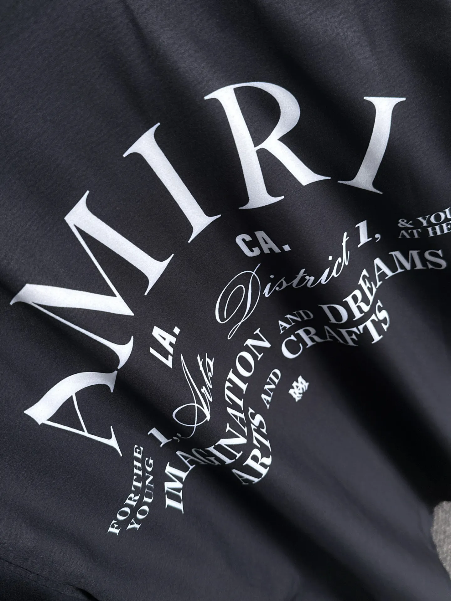 amiri 2026 Summer Classic LOGO design all-over printed shirt, light and thin cotton with full-body digital printing, made of high-quality polyester fiber fabric, carefully crafted into a standard version, Versatile style for leisure time! The Classic logo is very eye-catching, showing a sense of luxury and style, becoming the mainstream of Classic and never going out of style with a hint of elegance! Stunningly handsome Classic with dashing looks. Same Style for men and women. Sizes: M-3XL (Please note your height and weight when placing an order)