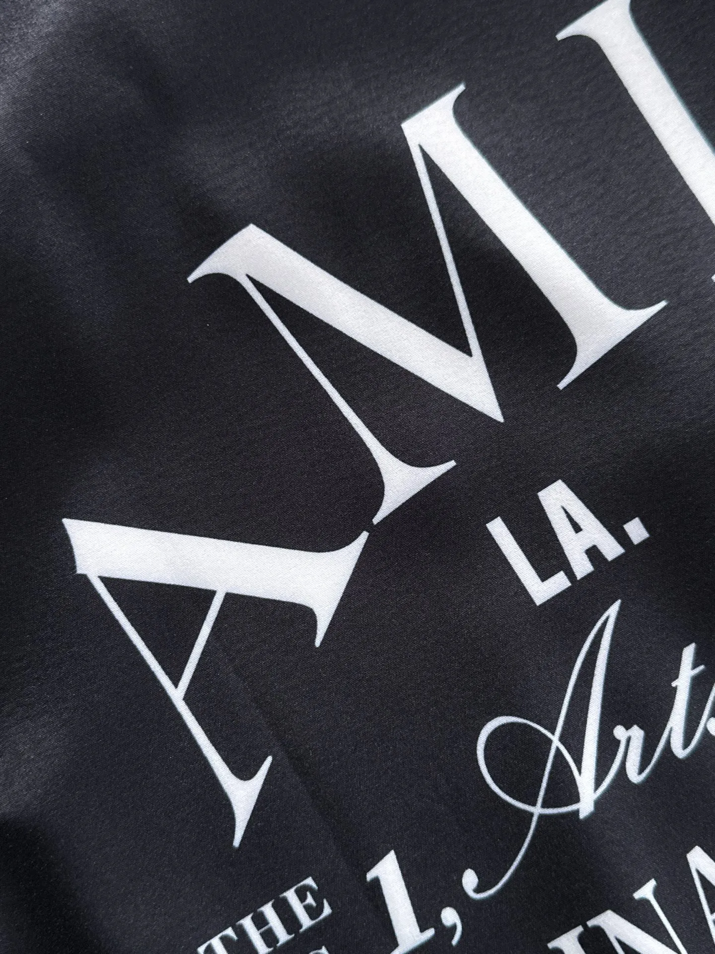amiri 2026 Summer Classic LOGO design all-over printed shirt, light and thin cotton with full-body digital printing, made of high-quality polyester fiber fabric, carefully crafted into a standard version, Versatile style for leisure time! The Classic logo is very eye-catching, showing a sense of luxury and style, becoming the mainstream of Classic and never going out of style with a hint of elegance! Stunningly handsome Classic with dashing looks. Same Style for men and women. Sizes: M-3XL (Please note your height and weight when placing an order)