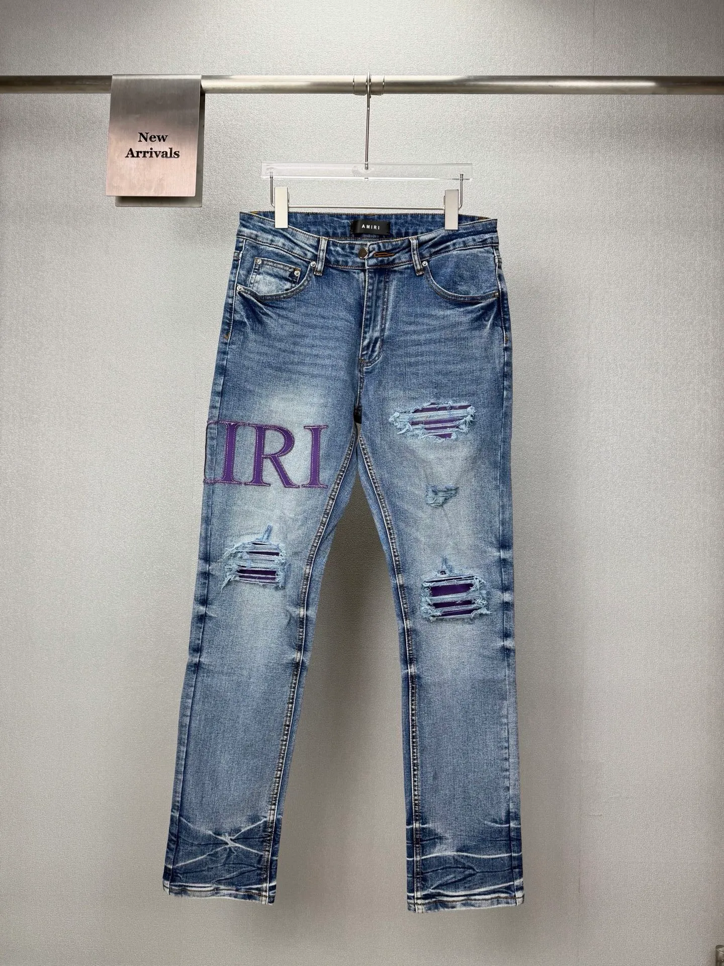 Amiri 2026 New Arrival Purple Appliqué Embroidery Patch Couple's Washed Stretch Jeans High Version High Version Top Ceiling Quality Styles with different washed textures are very friendly to people with thin legs and thick legs. The straight and loose version is very flattering to the leg shape. The moderate length will never go out of style. It is easy to match casually. The basic styling of various styles, a must-have in the wardrobe! The fabric is stiff but also makes the upper body soft without losing texture. The washing process is even more perfect. It is a must-have item for everyone! ! ! Washed wheat, hang tag, pants label, three complete labels Color: Blue Size: 28, 30, 32, 34 (four sizes)