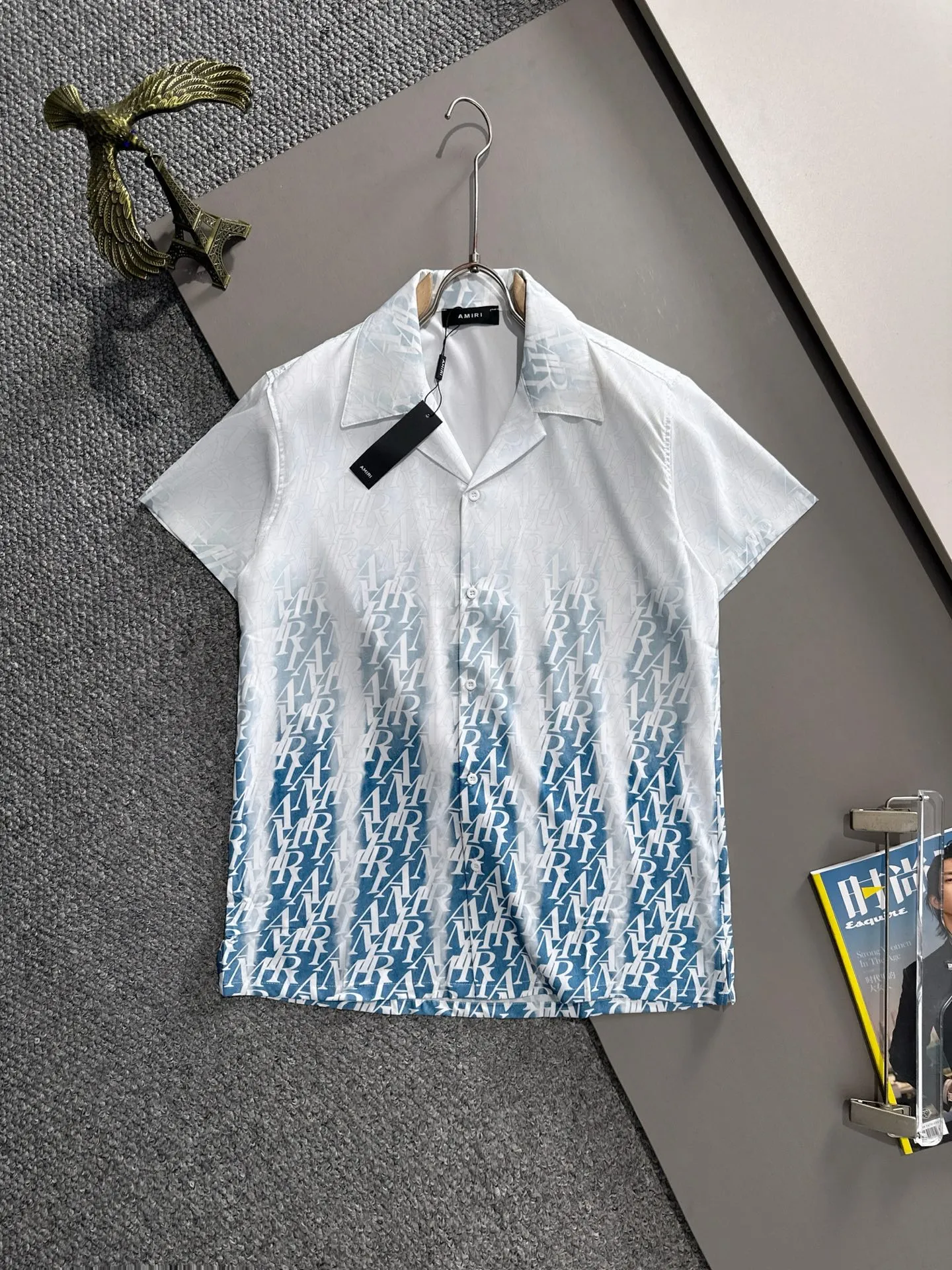amiri 2026 Summer Classic LOGO design all-over printed shirt, light and thin cotton with full-body digital printing, made of high-quality polyester fiber fabric, carefully crafted into a standard version, Versatile style for leisure time! The Classic logo is very eye-catching, showing a sense of luxury and style, becoming the mainstream of Classic and never going out of style with a hint of elegance! Stunningly handsome Classic with dashing looks. Same Style for men and women. Sizes: M-3XL (Please note your height and weight when placing an order)