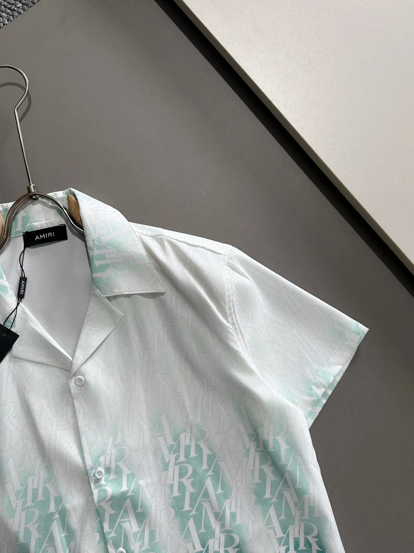 amiri 2026 Summer Classic LOGO design all-over printed shirt, light and thin cotton with full-body digital printing, made of high-quality polyester fiber fabric, carefully crafted into a standard version, Versatile style for leisure time! The Classic logo is very eye-catching, showing a sense of luxury and style, becoming the mainstream of Classic and never going out of style with a hint of elegance! Stunningly handsome Classic with dashing looks. Same Style for men and women. Sizes: M-3XL (Please note your height and weight when placing an order)