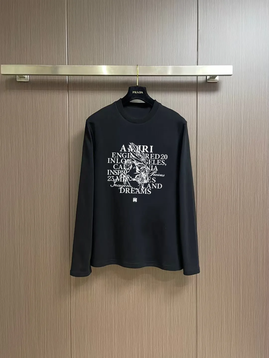 "𝙉𝙚𝙬🤍🖤AMIRI" 2025 Autumn and Winter Counter New Arrival Fashionable and casual bottoming shirt, long-sleeved T-shirt, made of high-density pure cotton fabric with exquisite original logo. It has both comfort and breathability, and is extremely soft. It is very handsome whether worn alone or as an inner layer. It conforms to men’s practical dressing habits and pursues luxury, noble and elegant style, creating extraordinary men’s taste. The visual effect is very good, the grade is very high, simple and fashionable, and it is a must-have choice for leisure and business! Color: White Black Sizes: S M L