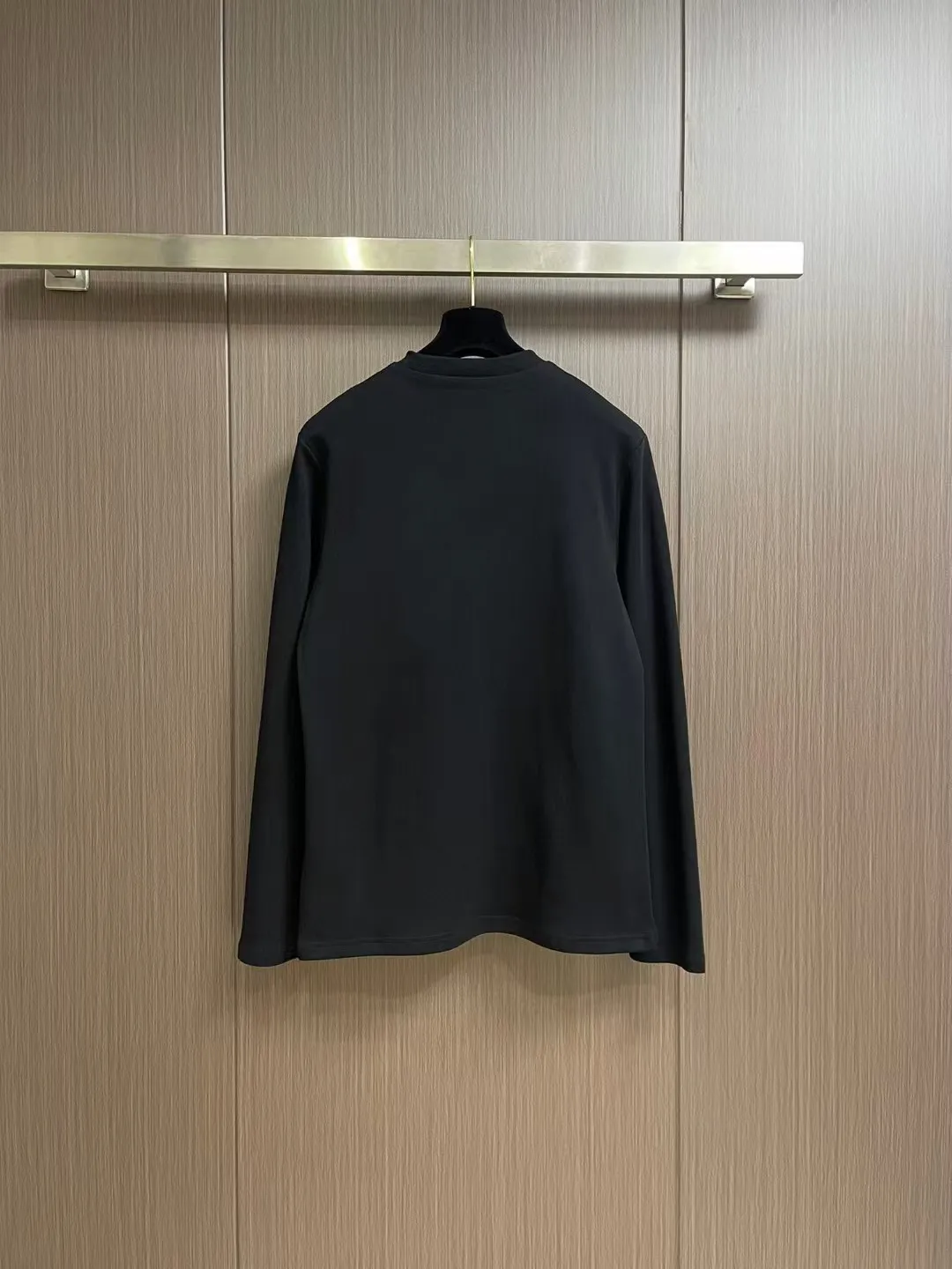 "𝙉𝙚𝙬🤍🖤AMIRI" 2025 Autumn and Winter Counter New Arrival Fashionable and casual bottoming shirt, long-sleeved T-shirt, made of high-density pure cotton fabric with exquisite original logo. It has both comfort and breathability, and is extremely soft. It is very handsome whether worn alone or as an inner layer. It conforms to men’s practical dressing habits and pursues luxury, noble and elegant style, creating extraordinary men’s taste. The visual effect is very good, the grade is very high, simple and fashionable, and it is a must-have choice for leisure and business! Color: White Black Sizes: S M L