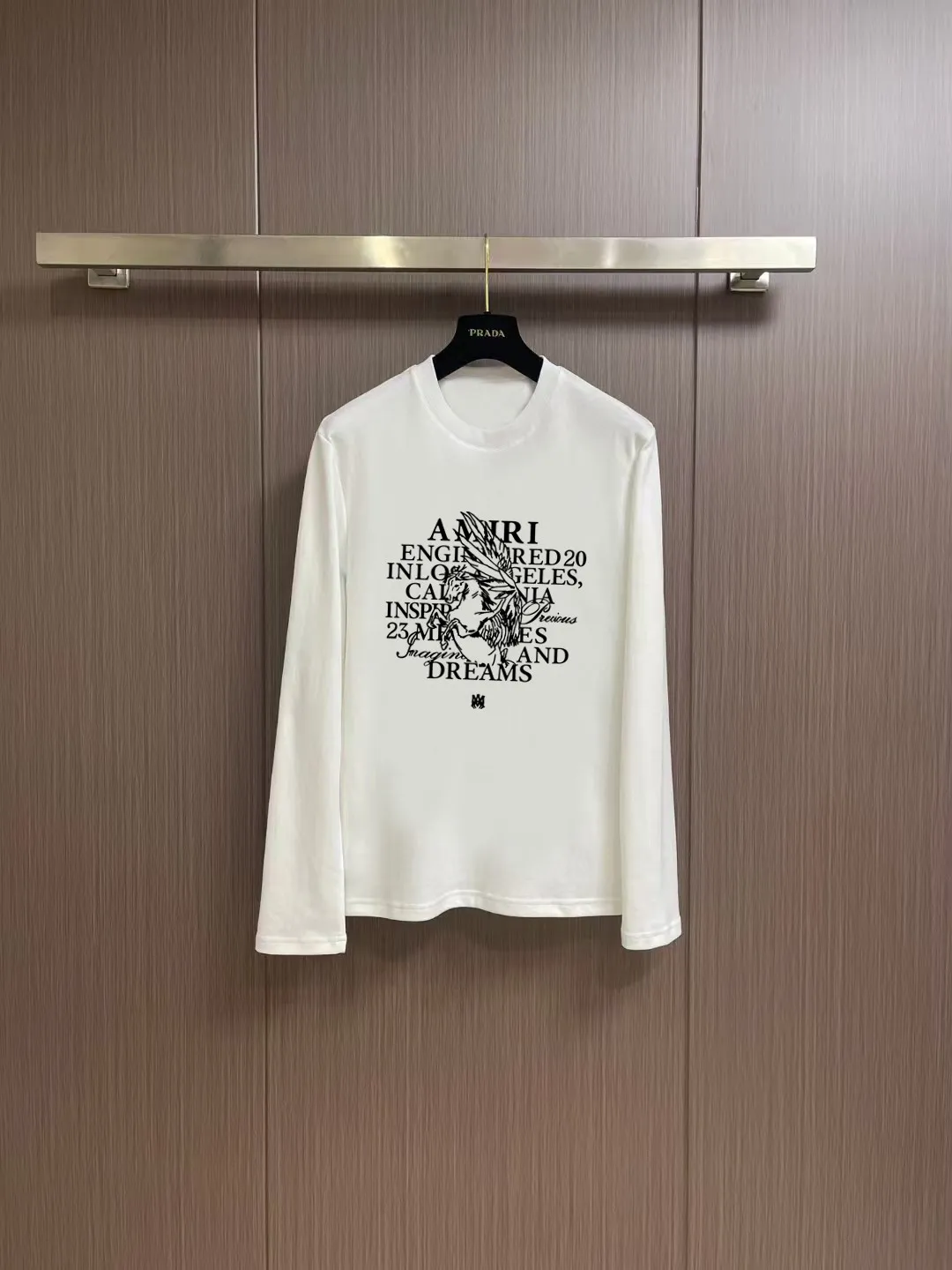 "𝙉𝙚𝙬🤍🖤AMIRI" 2025 Autumn and Winter Counter New Arrival Fashionable and casual bottoming shirt, long-sleeved T-shirt, made of high-density pure cotton fabric with exquisite original logo. It has both comfort and breathability, and is extremely soft. It is very handsome whether worn alone or as an inner layer. It conforms to men’s practical dressing habits and pursues luxury, noble and elegant style, creating extraordinary men’s taste. The visual effect is very good, the grade is very high, simple and fashionable, and it is a must-have choice for leisure and business! Color: White Black Sizes: S M L