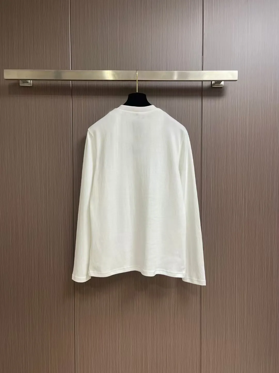 "𝙉𝙚𝙬🤍🖤AMIRI" 2025 Autumn and Winter Counter New Arrival Fashionable and casual bottoming shirt, long-sleeved T-shirt, made of high-density pure cotton fabric with exquisite original logo. It has both comfort and breathability, and is extremely soft. It is very handsome whether worn alone or as an inner layer. It conforms to men’s practical dressing habits and pursues luxury, noble and elegant style, creating extraordinary men’s taste. The visual effect is very good, the grade is very high, simple and fashionable, and it is a must-have choice for leisure and business! Color: White Black Sizes: S M L