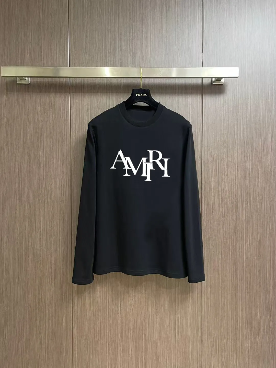 "𝙉𝙚𝙬🤍🖤AMIRI" 2025 Autumn and Winter Counter New Arrival Fashionable and casual bottoming shirt, long-sleeved T-shirt, made of high-density pure cotton fabric with exquisite original logo. It has both comfort and breathability, and is extremely soft. It is very handsome whether worn alone or as an inner layer. It conforms to men’s practical dressing habits and pursues luxury, noble and elegant style, creating extraordinary men’s taste. The visual effect is very good, the grade is very high, simple and fashionable, and it is a must-have choice for leisure and business! Color: White Black Sizes: S M L
