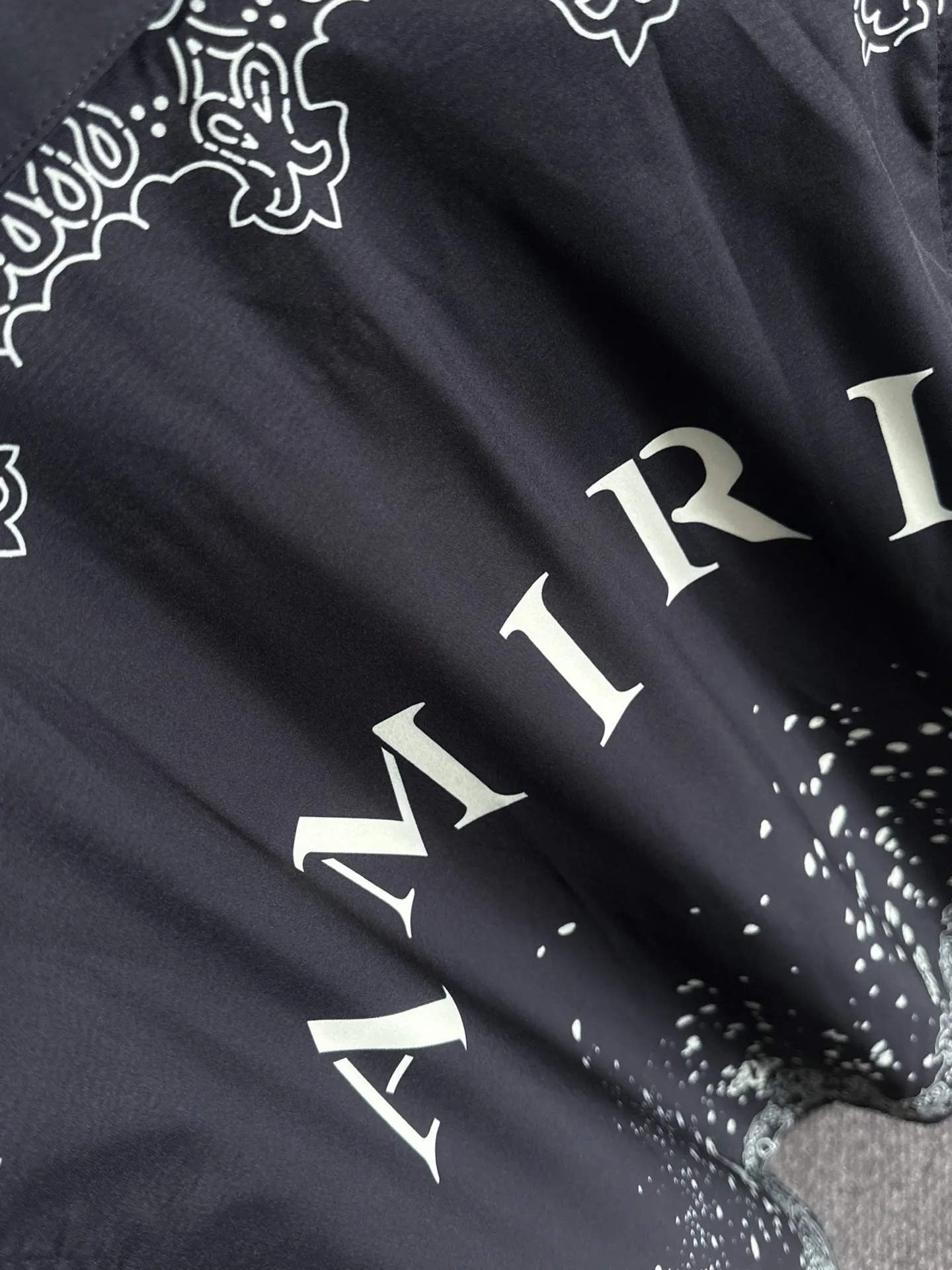 AMIRI 2026 Spring/Summer Classic LOGO design full-print suit, made of light cotton with full-body digital printing, made of high-quality polyester fiber fabric, the pants are lined with Breathable mesh, and are carefully crafted into a standard fit, which can be matched separately with clothes. Versatile style for leisure time! The Classic logo on the whole body is very eye-catching, showing a sense of luxury and style, becoming the mainstream of Classic and never going out of style with a hint of elegance! Stunningly handsome Classic with dashing looks. Same Style for men and women. Sizes: M-3XL (Please note your height and weight when placing an order)