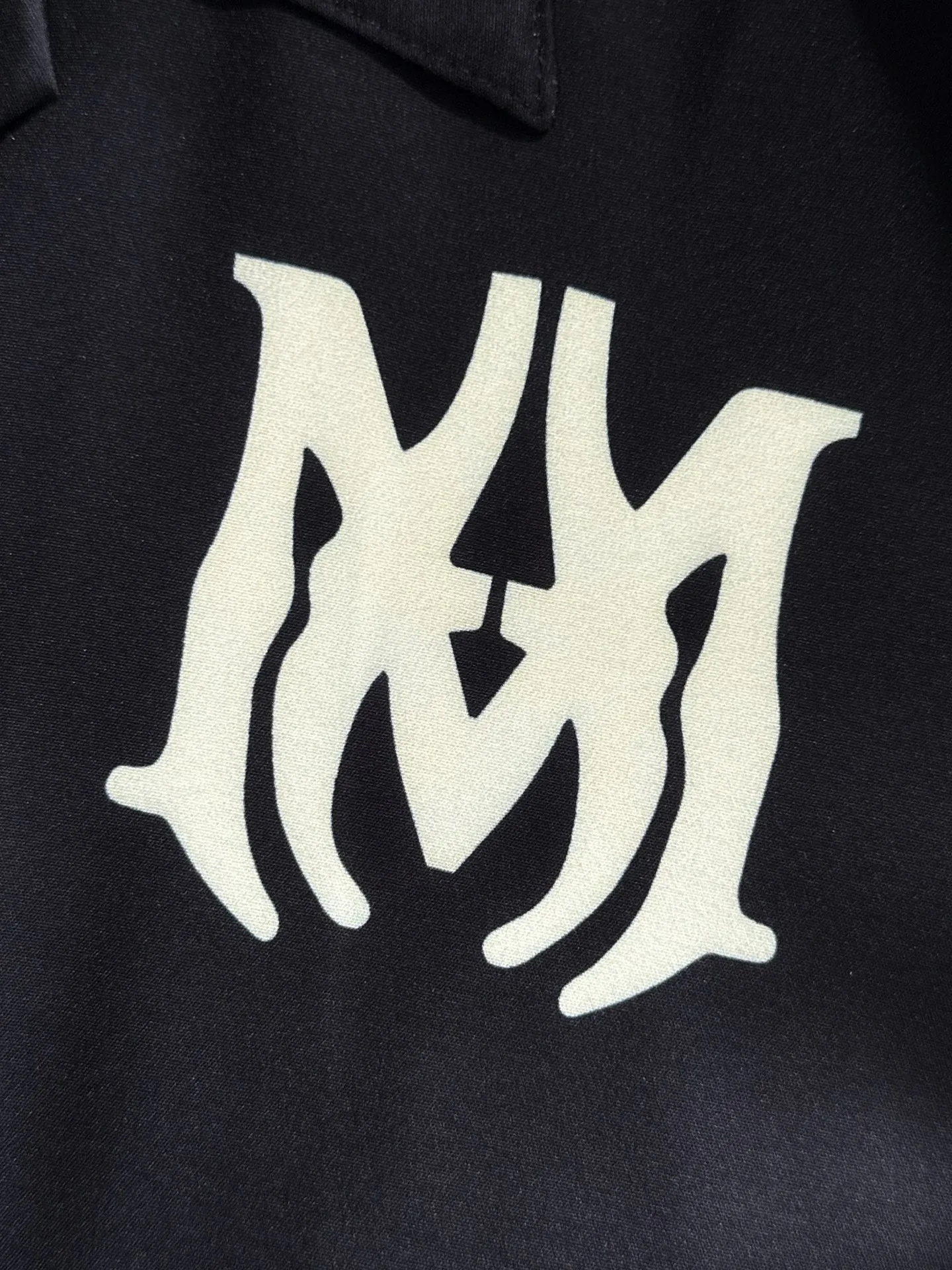 AMIRI 2026 Spring/Summer Classic LOGO design full-print suit, made of light cotton with full-body digital printing, made of high-quality polyester fiber fabric, the pants are lined with Breathable mesh, and are carefully crafted into a standard fit, which can be matched separately with clothes. Versatile style for leisure time! The Classic logo on the whole body is very eye-catching, showing a sense of luxury and style, becoming the mainstream of Classic and never going out of style with a hint of elegance! Stunningly handsome Classic with dashing looks. Same Style for men and women. Sizes: M-3XL (Please note your height and weight when placing an order)