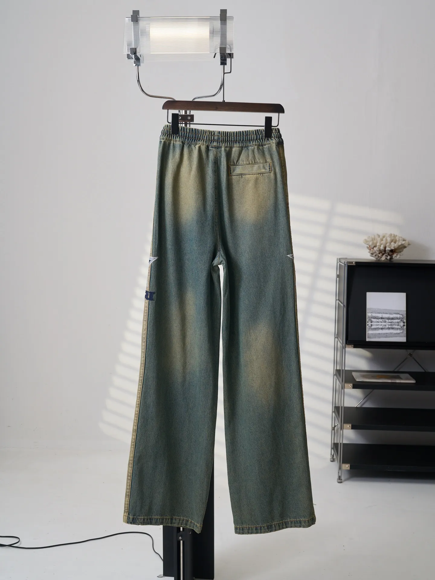 [Real auction] AMIRI/Emile five-pointed star logo embroidered jeans [In Stock] S M L XL Customized secret soft high-density denim, soft and waxy drape, skin-friendly and delicate, charcoal-tone mossy green washed background, replica Retro American texture, showing sophisticated and restrained street elegance. The structural tailoring on the side of the pants is neat and crisp. The high-definition embroidery on both sides is symmetrically laid out. The star emblem totem and the AMIRI letters complement each other. Perfectly blending retro accents with high-street luxury. The details are noble and the aura is self-contained. Imported machine embroidery technology is used. Advanced computer control systems and precision mechanical components are used to realize the five-pointed star and AMIRI logo embroidery operations. High precision. The lines are smooth and delicate. Priority is given to customizing 1:1 original denim materials to stir-fry snowballs and salt. Specially prepare the corresponding solution. Add a certain amount of dye, soak the denim materials in it to absorb the solvent, then scrub and dry to further fade and oxidize. Combination of rubbing and wrinkling whisker technology and gun painting whisker technology. Prioritize manual rubbing in specific areas to achieve a natural wrinkle effect. Then use specific tools to draw a whisker-shaped texture. The visual effect is full. Stone grinding light fermentation ➕ pulling, bleaching and softening. Through the mutual friction between pumice and clothing, the surface of the denim will produce wear and fading effects. By combining pulling and bleaching, the clothing will produce a certain texture and stretching effect while bleaching, and a loose fit.