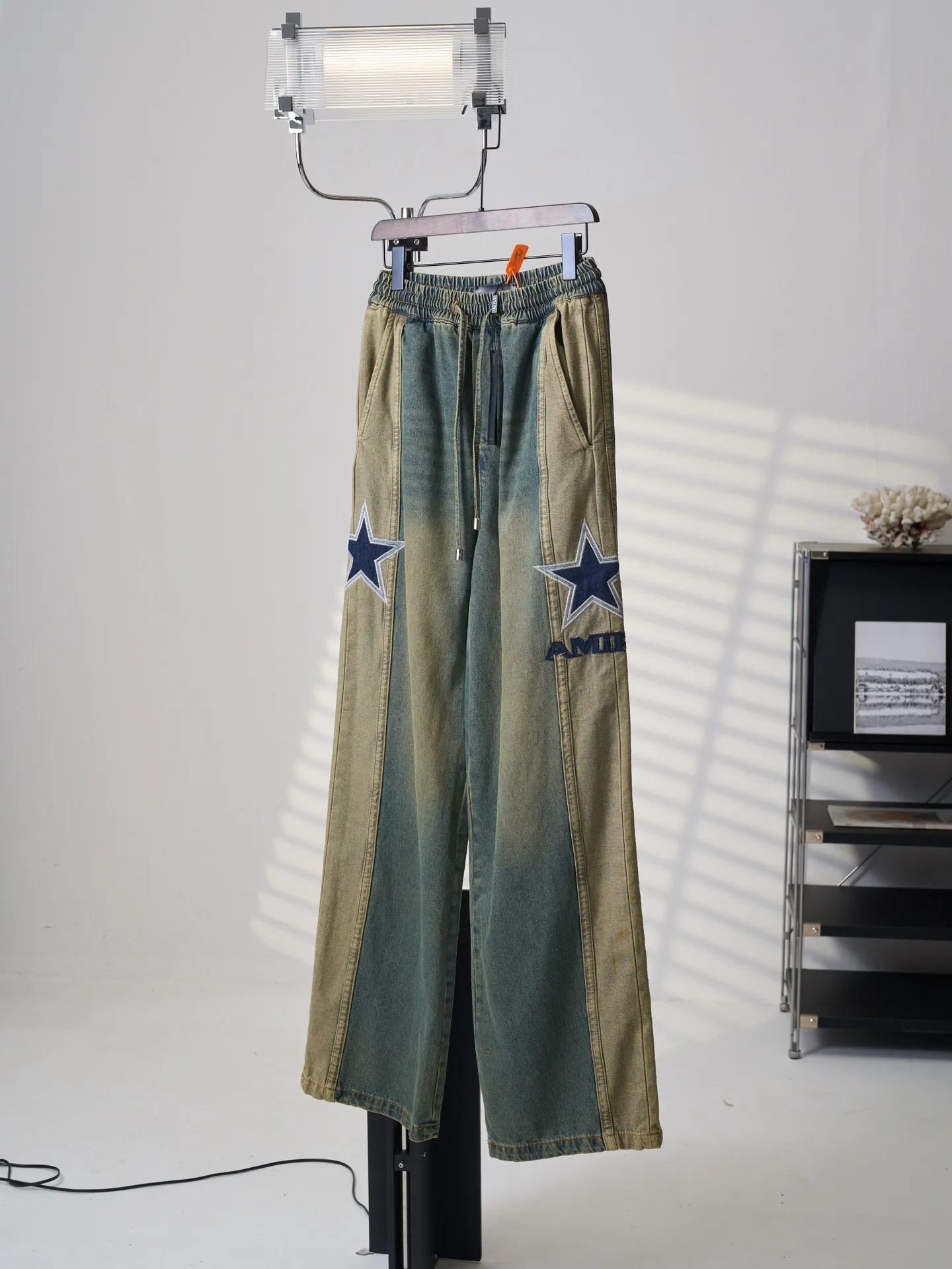 [Real auction] AMIRI/Emile five-pointed star logo embroidered jeans [In Stock] S M L XL Customized secret soft high-density denim, soft and waxy drape, skin-friendly and delicate, charcoal-tone mossy green washed background, replica Retro American texture, showing sophisticated and restrained street elegance. The structural tailoring on the side of the pants is neat and crisp. The high-definition embroidery on both sides is symmetrically laid out. The star emblem totem and the AMIRI letters complement each other. Perfectly blending retro accents with high-street luxury. The details are noble and the aura is self-contained. Imported machine embroidery technology is used. Advanced computer control systems and precision mechanical components are used to realize the five-pointed star and AMIRI logo embroidery operations. High precision. The lines are smooth and delicate. Priority is given to customizing 1:1 original denim materials to stir-fry snowballs and salt. Specially prepare the corresponding solution. Add a certain amount of dye, soak the denim materials in it to absorb the solvent, then scrub and dry to further fade and oxidize. Combination of rubbing and wrinkling whisker technology and gun painting whisker technology. Prioritize manual rubbing in specific areas to achieve a natural wrinkle effect. Then use specific tools to draw a whisker-shaped texture. The visual effect is full. Stone grinding light fermentation ➕ pulling, bleaching and softening. Through the mutual friction between pumice and clothing, the surface of the denim will produce wear and fading effects. By combining pulling and bleaching, the clothing will produce a certain texture and stretching effect while bleaching, and a loose fit.