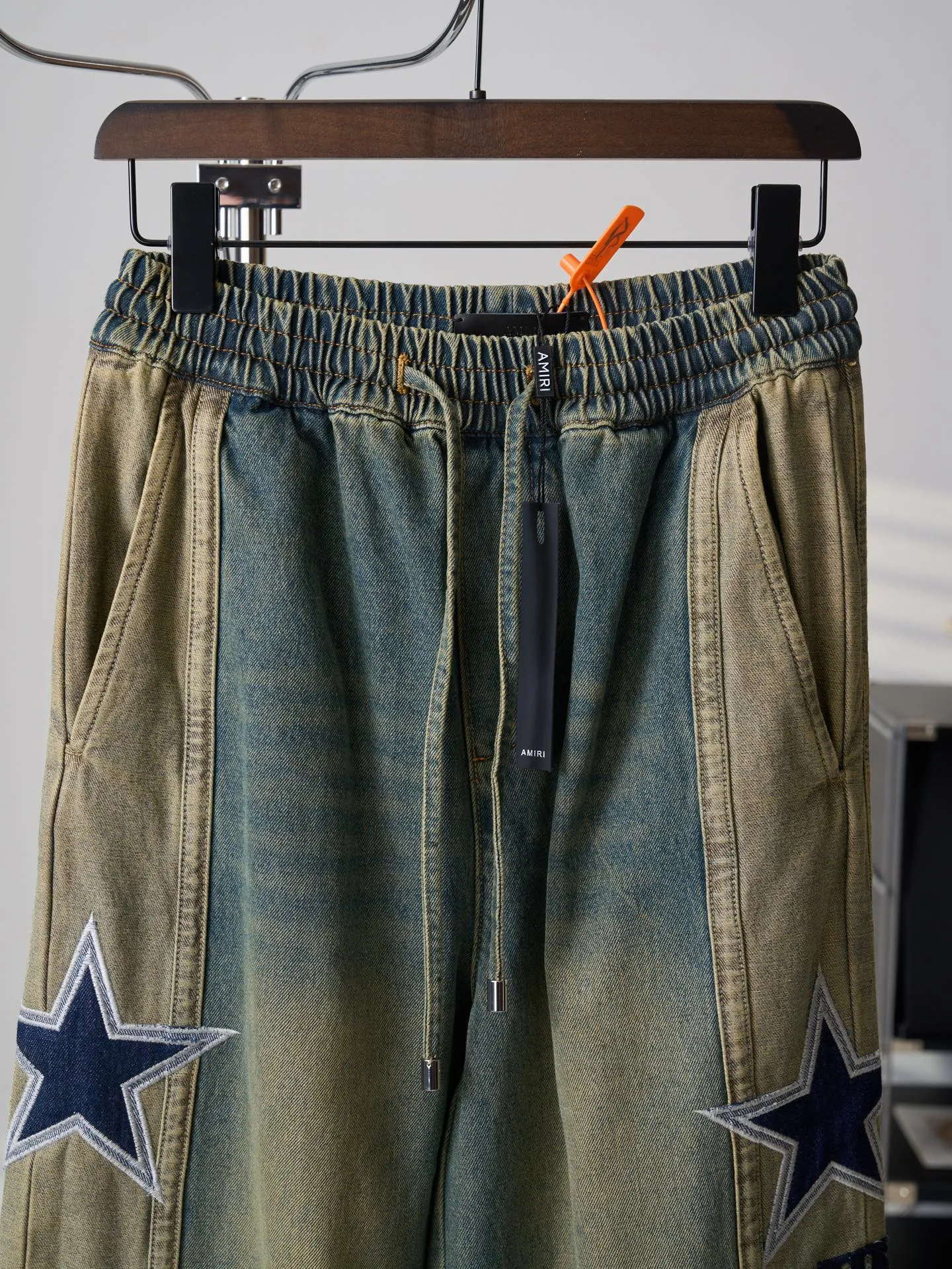 [Real auction] AMIRI/Emile five-pointed star logo embroidered jeans [In Stock] S M L XL Customized secret soft high-density denim, soft and waxy drape, skin-friendly and delicate, charcoal-tone mossy green washed background, replica Retro American texture, showing sophisticated and restrained street elegance. The structural tailoring on the side of the pants is neat and crisp. The high-definition embroidery on both sides is symmetrically laid out. The star emblem totem and the AMIRI letters complement each other. Perfectly blending retro accents with high-street luxury. The details are noble and the aura is self-contained. Imported machine embroidery technology is used. Advanced computer control systems and precision mechanical components are used to realize the five-pointed star and AMIRI logo embroidery operations. High precision. The lines are smooth and delicate. Priority is given to customizing 1:1 original denim materials to stir-fry snowballs and salt. Specially prepare the corresponding solution. Add a certain amount of dye, soak the denim materials in it to absorb the solvent, then scrub and dry to further fade and oxidize. Combination of rubbing and wrinkling whisker technology and gun painting whisker technology. Prioritize manual rubbing in specific areas to achieve a natural wrinkle effect. Then use specific tools to draw a whisker-shaped texture. The visual effect is full. Stone grinding light fermentation ➕ pulling, bleaching and softening. Through the mutual friction between pumice and clothing, the surface of the denim will produce wear and fading effects. By combining pulling and bleaching, the clothing will produce a certain texture and stretching effect while bleaching, and a loose fit.