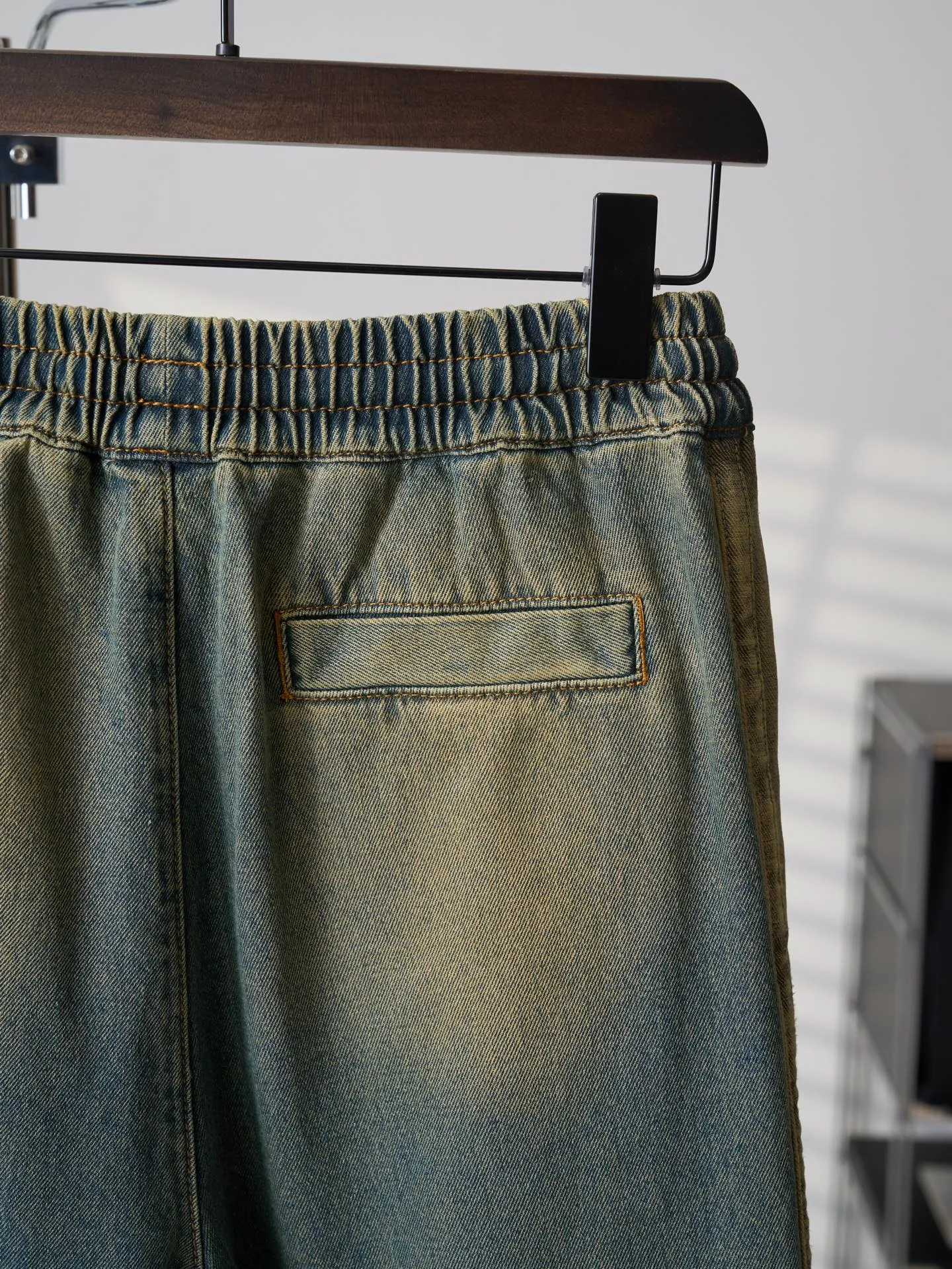 [Real auction] AMIRI/Emile five-pointed star logo embroidered jeans [In Stock] S M L XL Customized secret soft high-density denim, soft and waxy drape, skin-friendly and delicate, charcoal-tone mossy green washed background, replica Retro American texture, showing sophisticated and restrained street elegance. The structural tailoring on the side of the pants is neat and crisp. The high-definition embroidery on both sides is symmetrically laid out. The star emblem totem and the AMIRI letters complement each other. Perfectly blending retro accents with high-street luxury. The details are noble and the aura is self-contained. Imported machine embroidery technology is used. Advanced computer control systems and precision mechanical components are used to realize the five-pointed star and AMIRI logo embroidery operations. High precision. The lines are smooth and delicate. Priority is given to customizing 1:1 original denim materials to stir-fry snowballs and salt. Specially prepare the corresponding solution. Add a certain amount of dye, soak the denim materials in it to absorb the solvent, then scrub and dry to further fade and oxidize. Combination of rubbing and wrinkling whisker technology and gun painting whisker technology. Prioritize manual rubbing in specific areas to achieve a natural wrinkle effect. Then use specific tools to draw a whisker-shaped texture. The visual effect is full. Stone grinding light fermentation ➕ pulling, bleaching and softening. Through the mutual friction between pumice and clothing, the surface of the denim will produce wear and fading effects. By combining pulling and bleaching, the clothing will produce a certain texture and stretching effect while bleaching, and a loose fit.