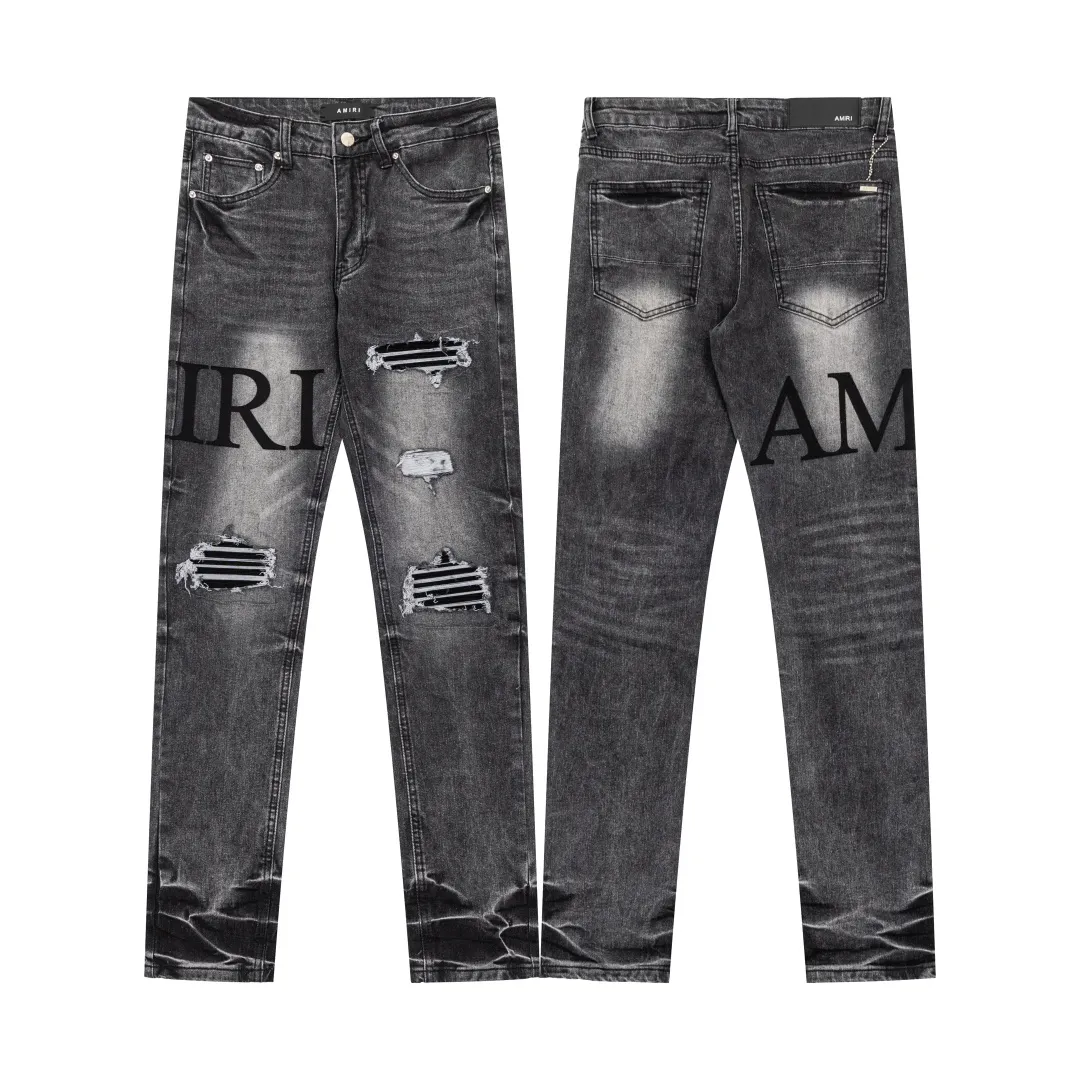 (Top version) AMIRI's new high-luxury heavy-duty stretch water patch embroidered high-street trendy men's and women's couple jeans AMIRI's family uses organic long-staple cotton denim fabrics originating in Los Angeles this year! After a pure natural alkaline phosphatase washing process, the special blue Gray tone is noble and high-end. It feels skin-friendly and delicate, and the inner layer is particularly comfortable when touching the skin! The elastic spandex component makes it particularly comfortable for daily activities. The original and rare Premium fabric is a rare find! Details after details! Amiri's New Arrival high street luxury jeans in Los Angeles mall! The front and back pieces have undergone multi-layered three-dimensional polishing process, giving the upper body a stylish texture! The metal laser embossed MA metal Brown Nappa leather label on the waist is very exquisite! The pockets are also inlaid with tungsten steel metal logos, and the interior has exquisite ceiling-level workmanship! Hot sale jeans in Los Angeles counters! Enjoy the quality when you wear it yourself, and the value is high as a gift! Manage any large-scale business occasions and Premium private clubs without stress! Highly recommended to buy! Style number: 2057 Color: Black Size: 28 30 32 34