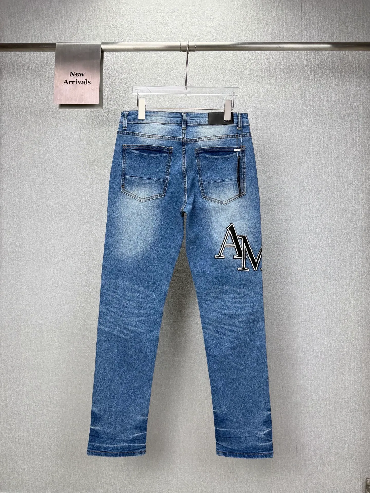 Amiri 2026New Arrival Patch Embroidery Black Letter Couple Style Washed Stretch Jeans High Version High Version Top Ceiling Quality Styles with different washed textures are very friendly to people with thin legs and thick legs. The straight and loose version is very flattering to the leg shape. Moderate length that never goes out of style, easy to match with casual, basic styling for various styles, a must-have in the wardrobe! The fabric is stiff but also makes the upper body soft without losing texture. The washing process is even more perfect. It is a must-have item for everyone! ! ! Washed wheat, hang tag, pants label, three complete labels Color: Blue Size: 28, 30, 32, 34 (four sizes)