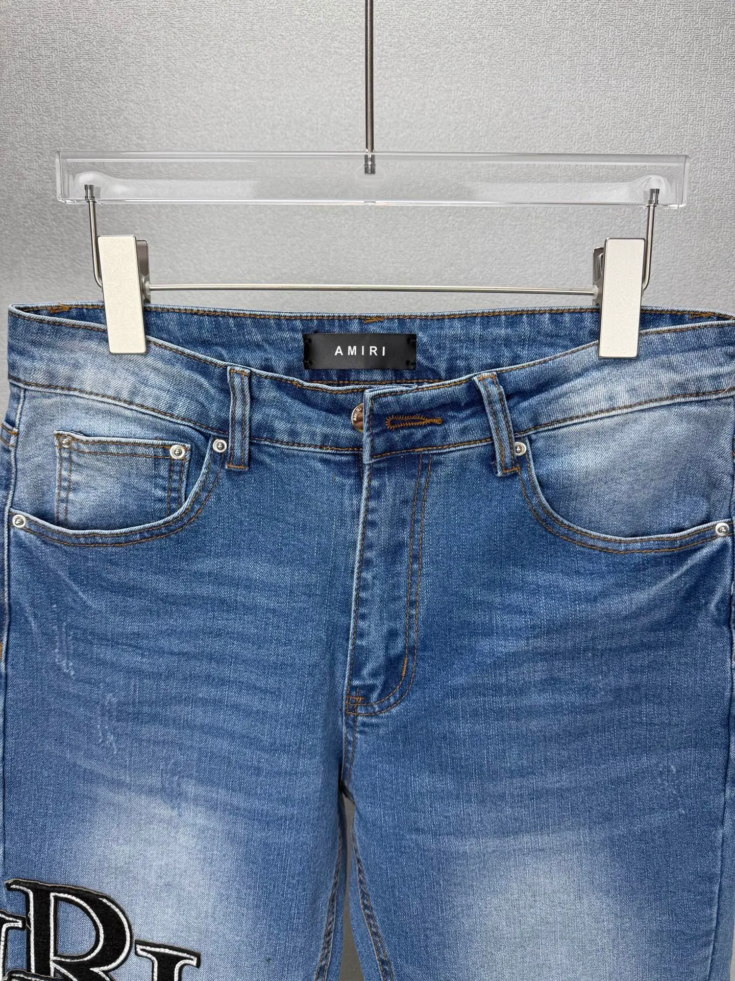 Amiri 2026New Arrival Patch Embroidery Black Letter Couple Style Washed Stretch Jeans High Version High Version Top Ceiling Quality Styles with different washed textures are very friendly to people with thin legs and thick legs. The straight and loose version is very flattering to the leg shape. Moderate length that never goes out of style, easy to match with casual, basic styling for various styles, a must-have in the wardrobe! The fabric is stiff but also makes the upper body soft without losing texture. The washing process is even more perfect. It is a must-have item for everyone! ! ! Washed wheat, hang tag, pants label, three complete labels Color: Blue Size: 28, 30, 32, 34 (four sizes)